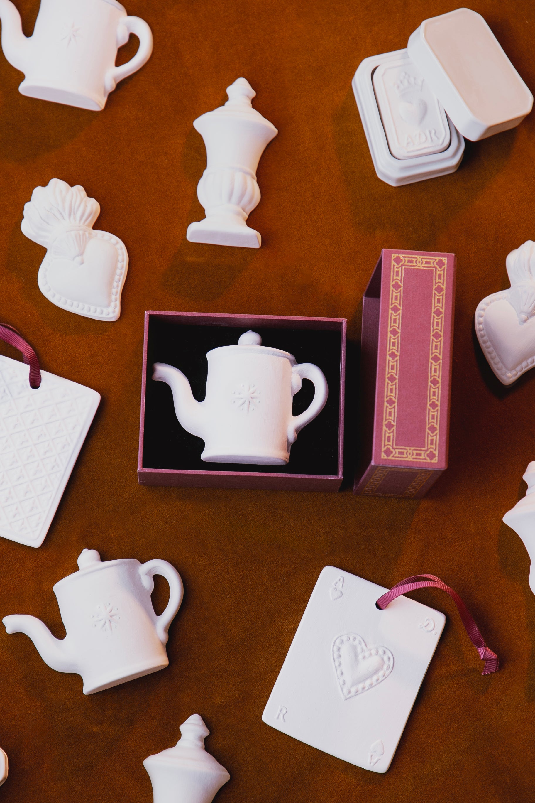 Scented sculpture Teapot and its concentrated fragrance