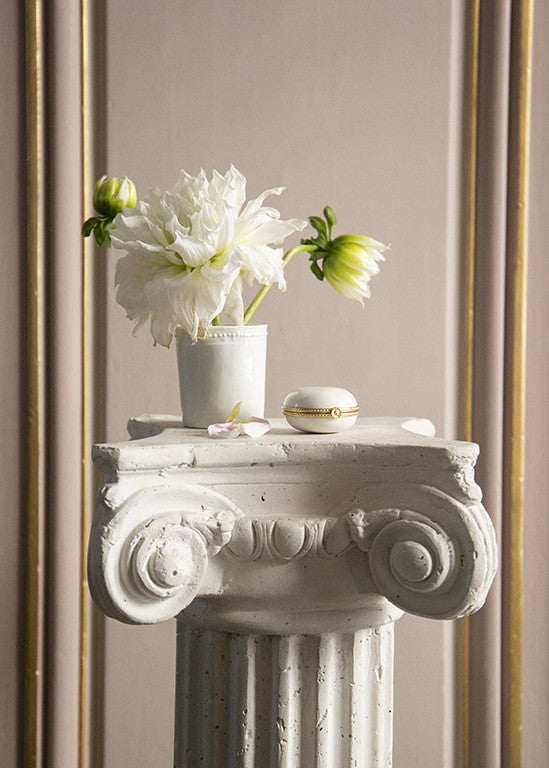 Pilulier en porcelaine blanche serti en laiton