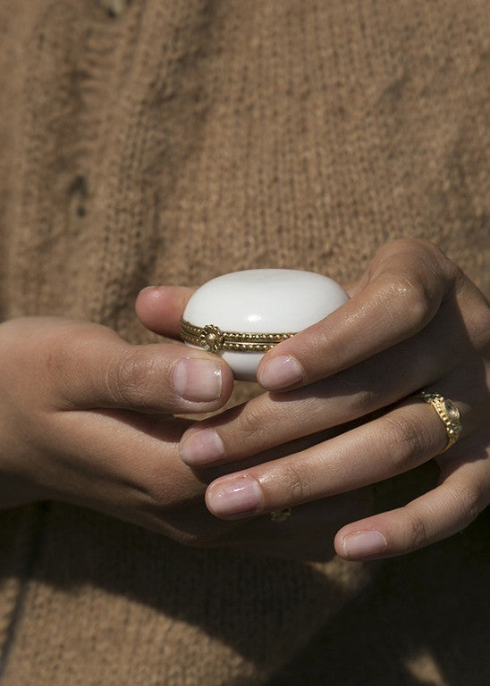 Pilulier en porcelaine blanche serti en laiton