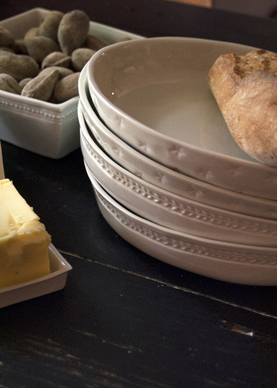 Assiette calotte à dîner | Porcelaine de Limoges | Savoir-faire artisanal | Alix D. Reynis