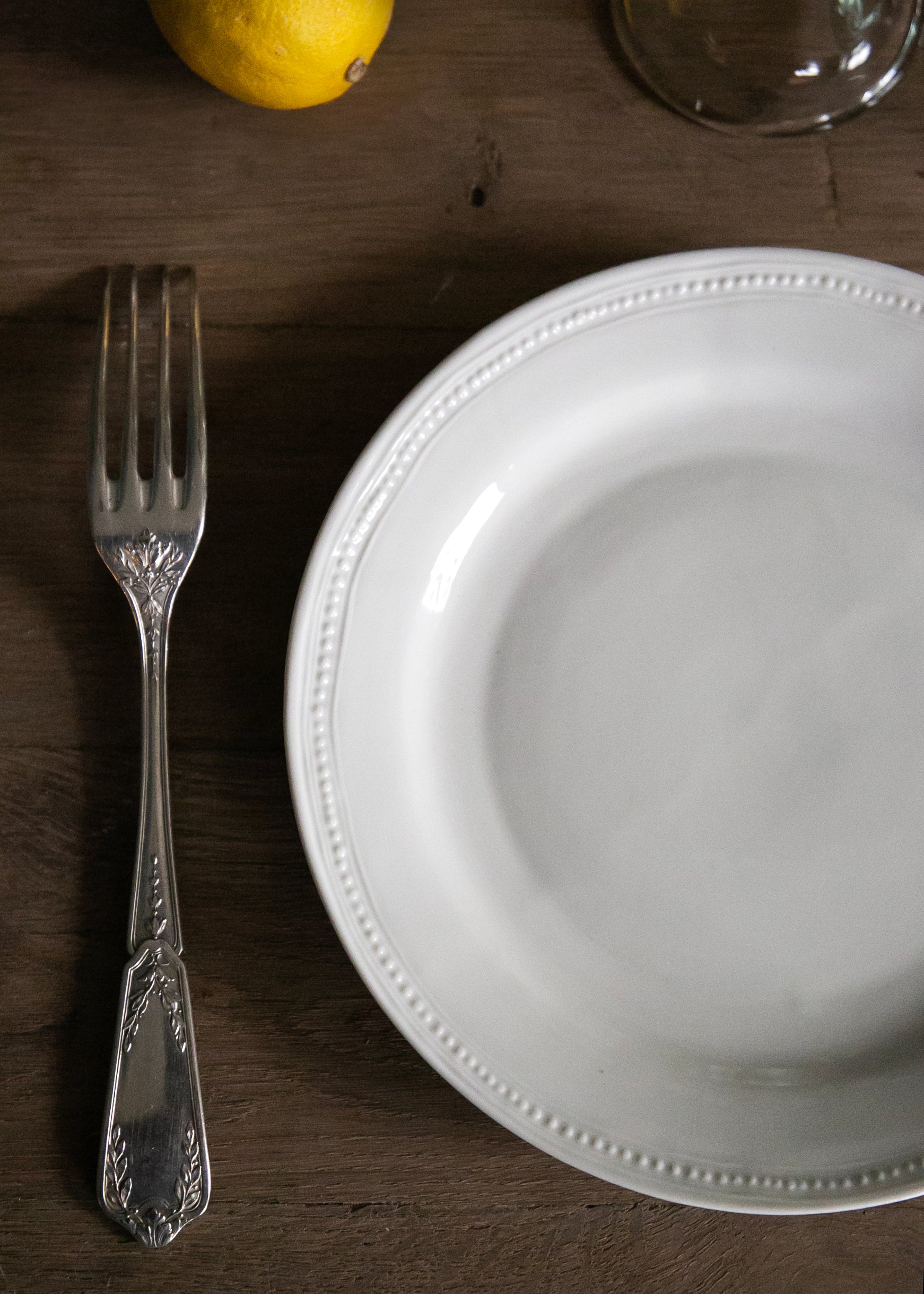 Coffret de 6 assiettes à dîner Louis XVI, 6 assiettes à dessert Louis XVI et 6 assiettes à pain Louis XVI en porcelaine blanche