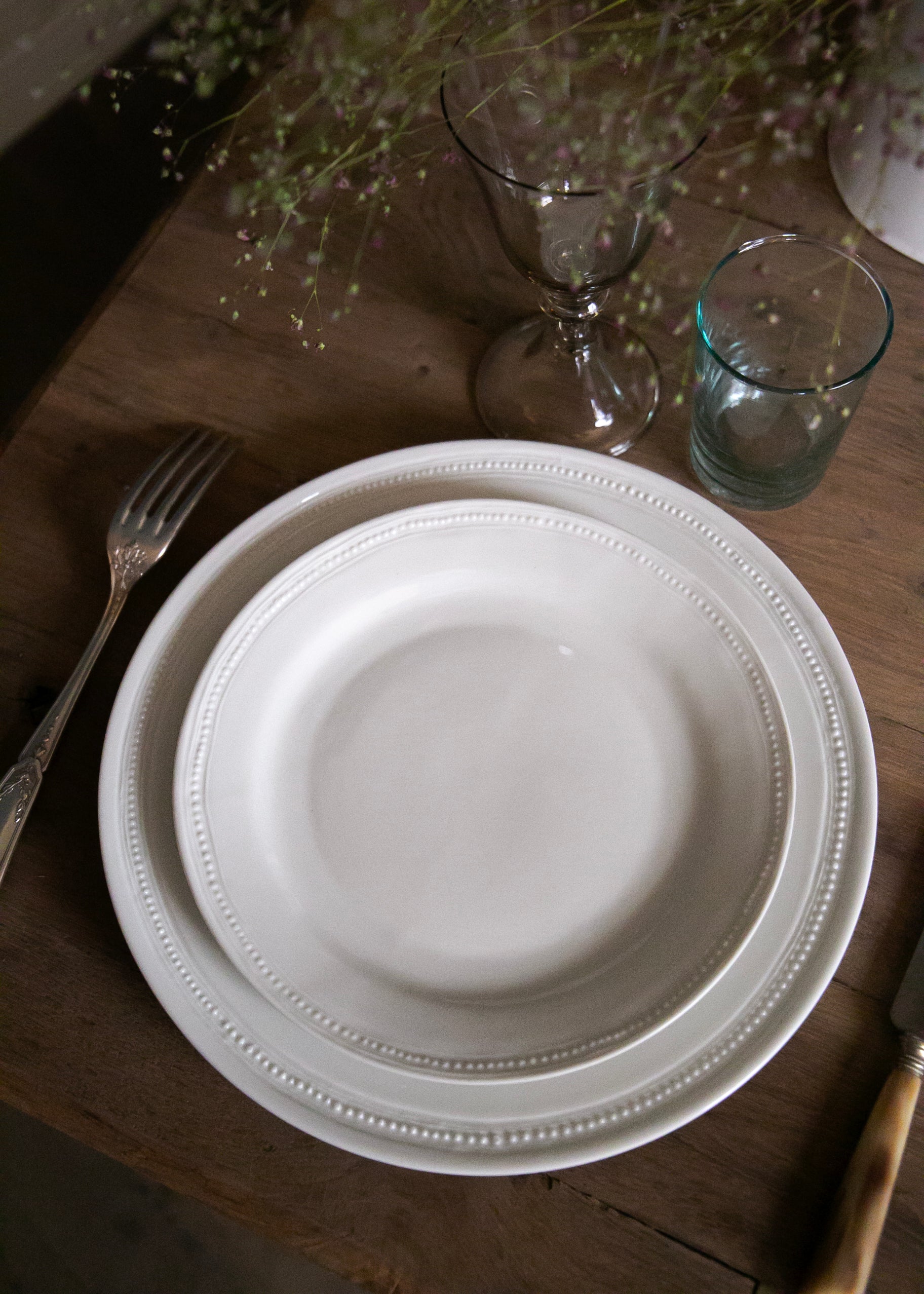 Coffret de 6 assiettes à dîner Louis XVI, 6 assiettes à dessert Louis XVI et 6 assiettes à pain Louis XVI en porcelaine blanche