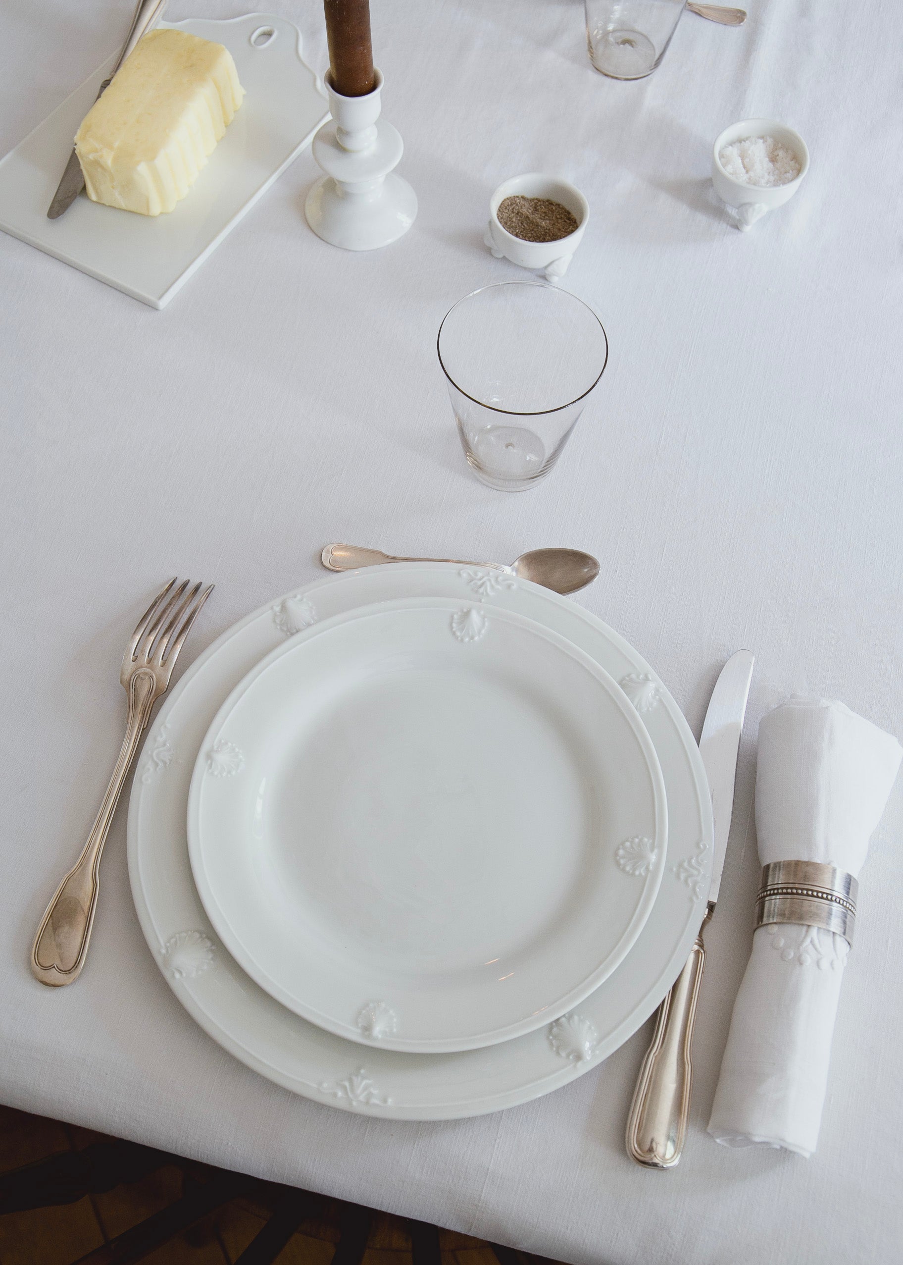 Coffret de 6 assiettes à dîner Saint Jacques, 6 assiettes à dessert Saint Jacques et 6 assiettes à pain Saint Jacques en porcelaine banche