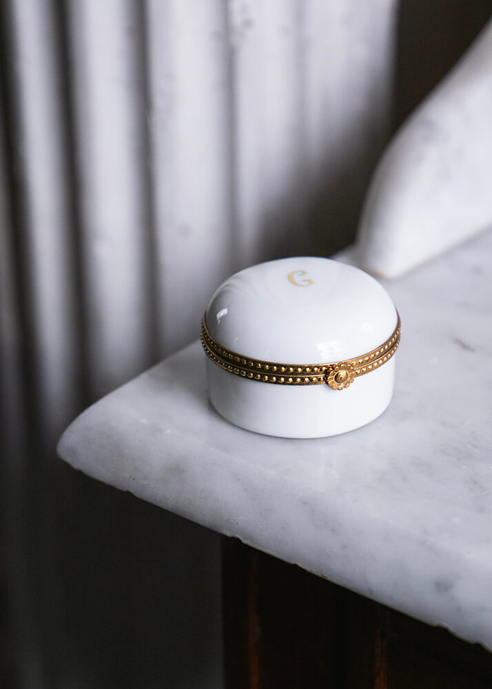 Boite à bijoux sertie en porcelaine blanche