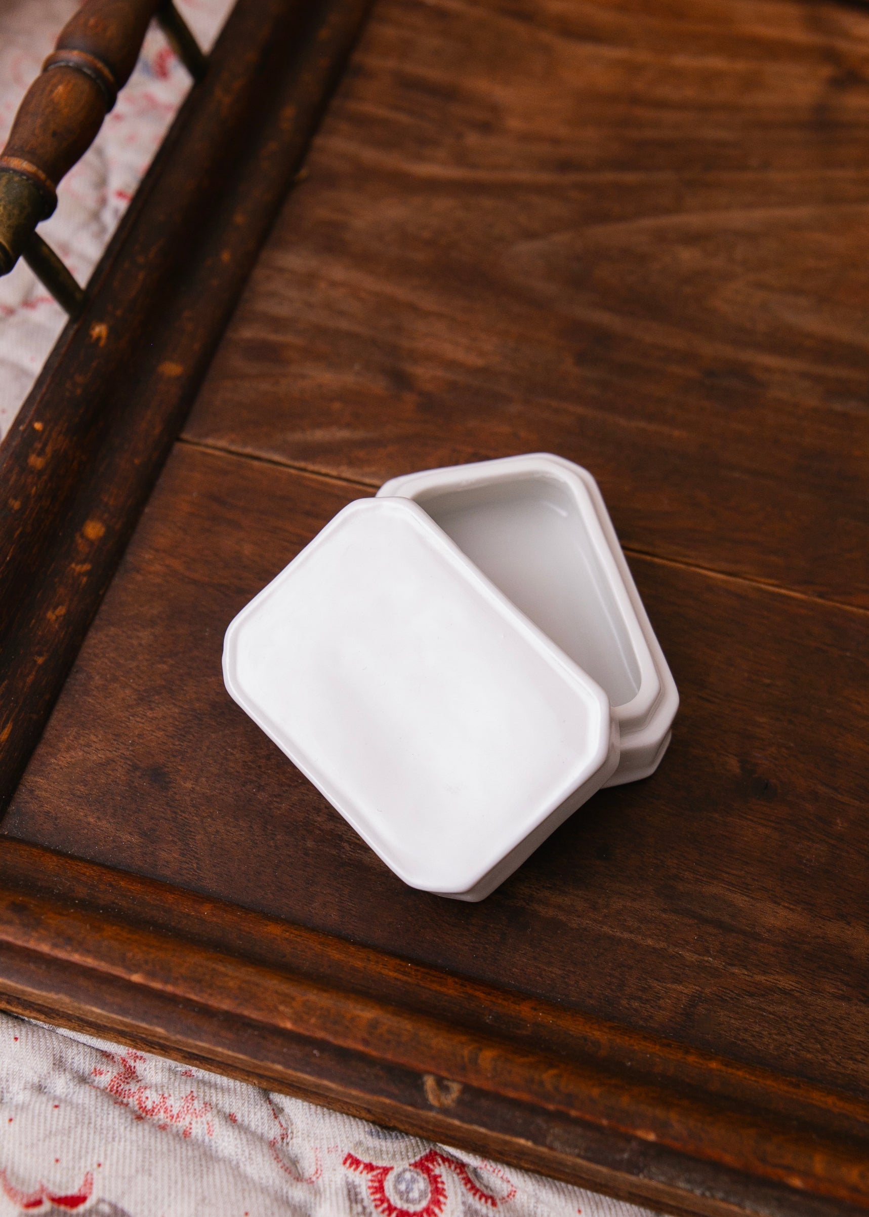 Boite octogonale Fantin en porcelaine blanche