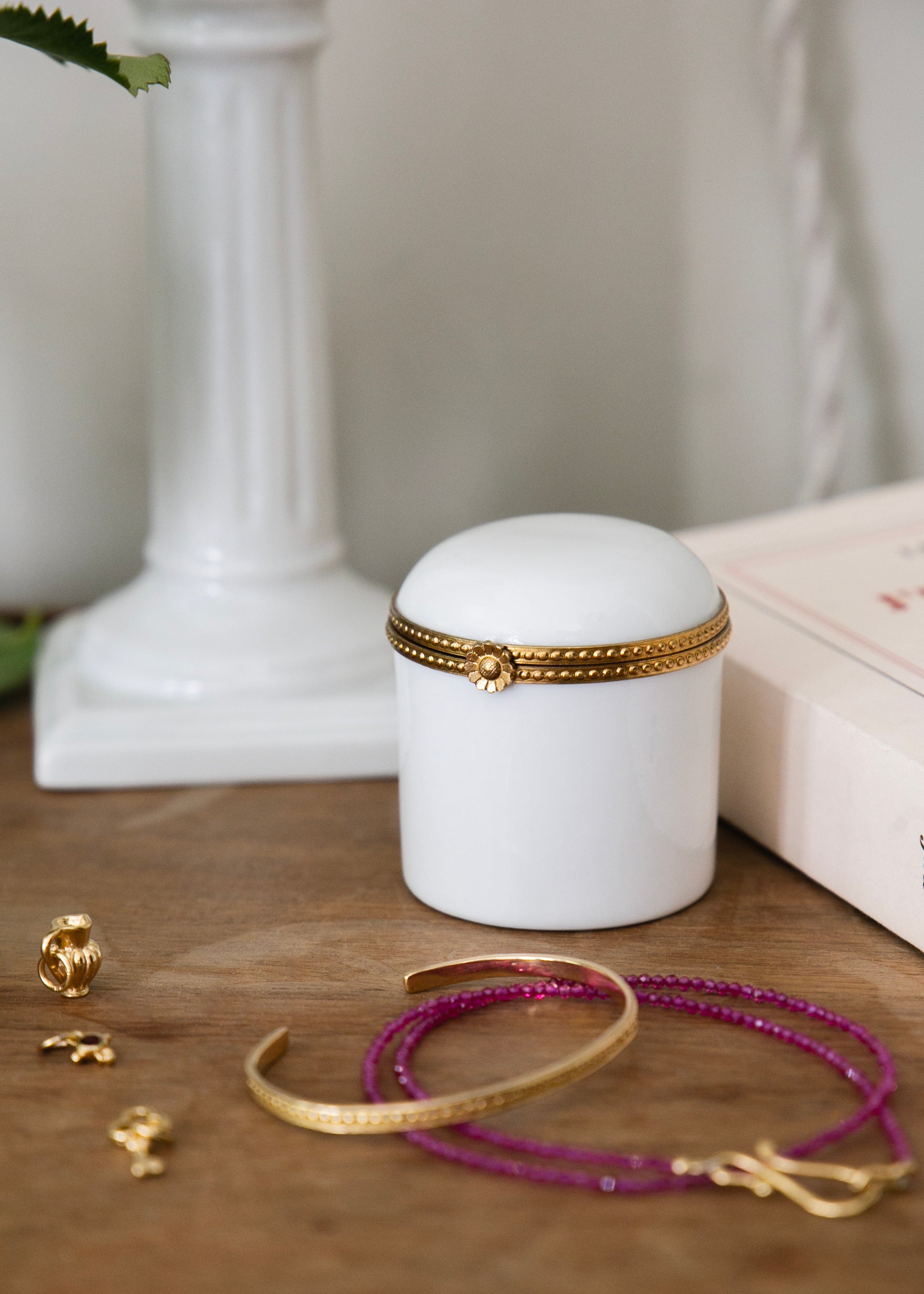 Boite haute sertie en porcelaine blanche