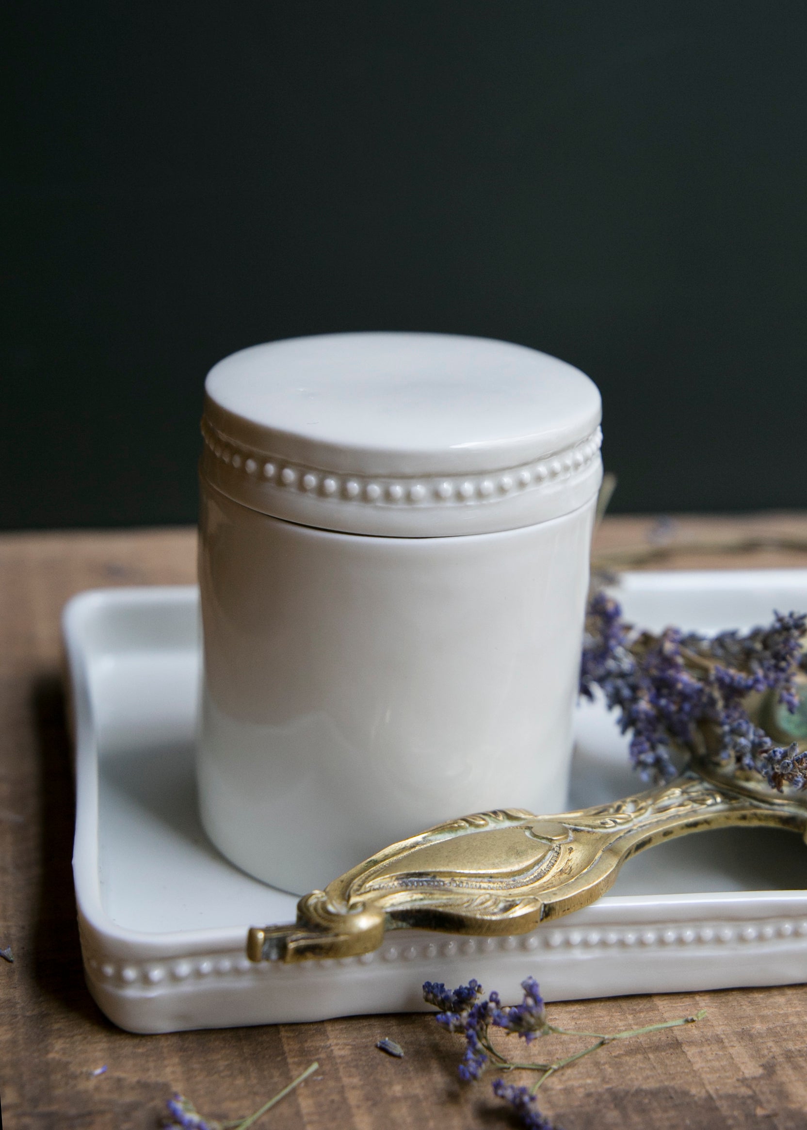 Louis XVI round box in white porcelain