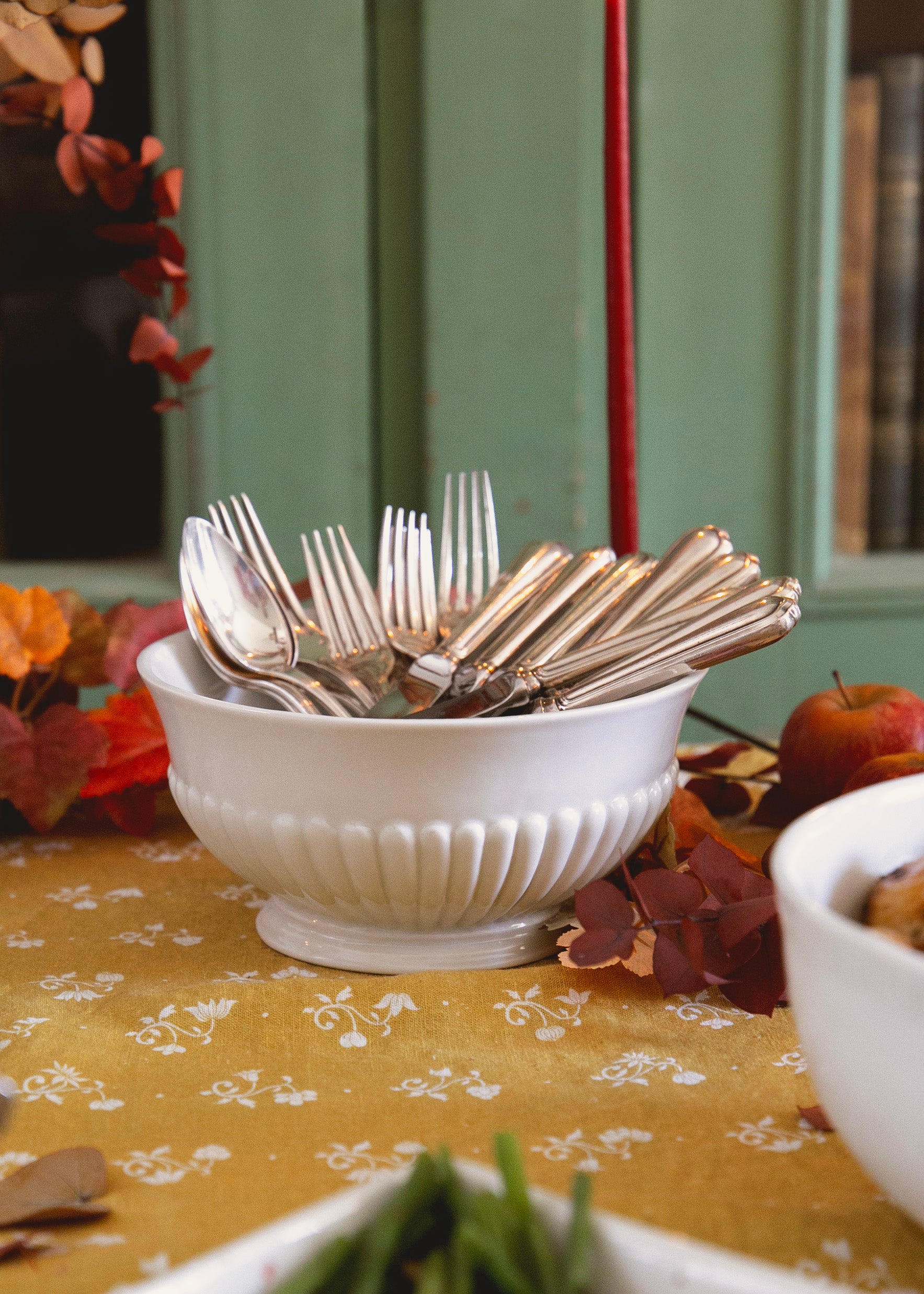 Godron salad bowl in white porcelain