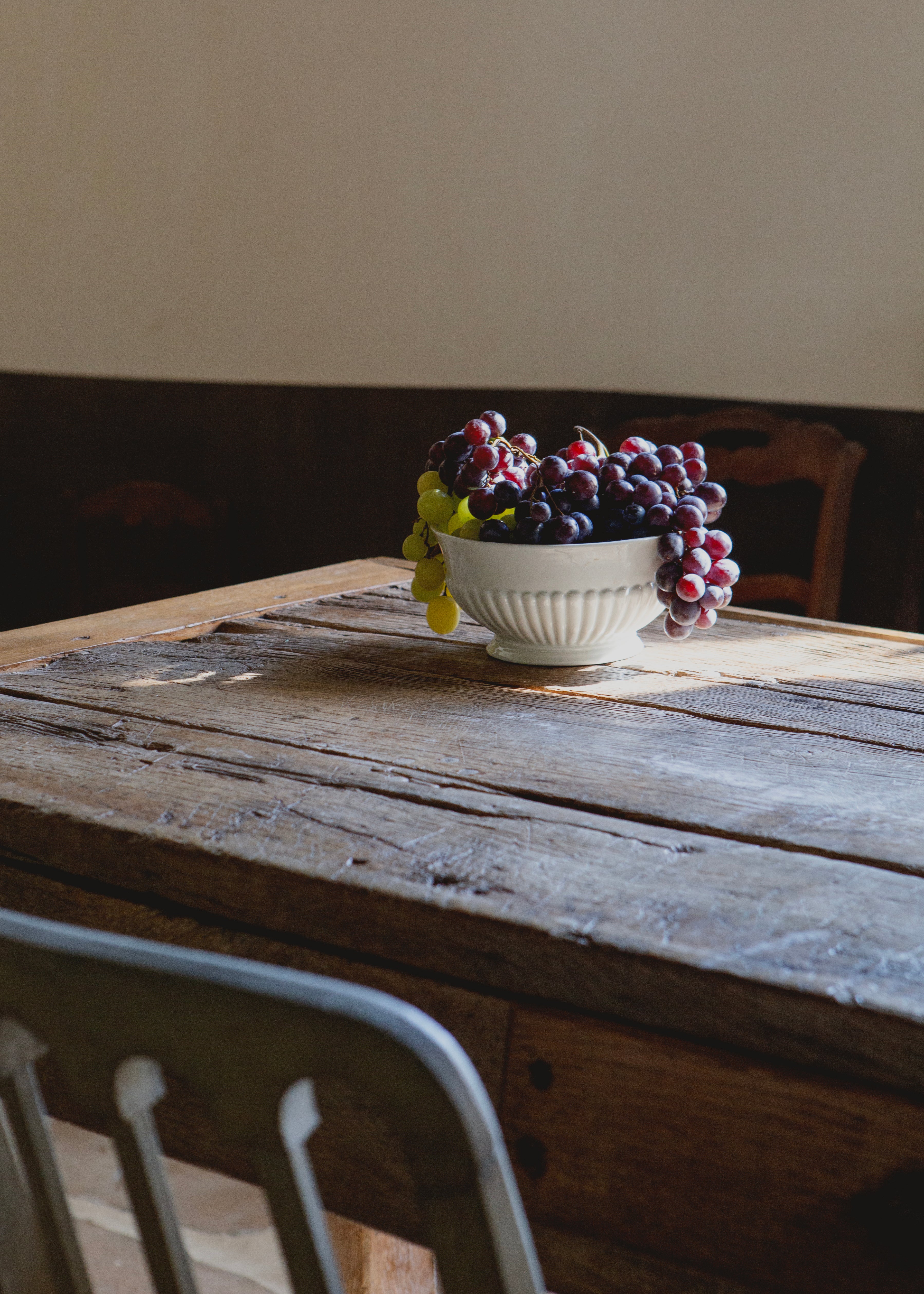 Godron salad bowl in white porcelain