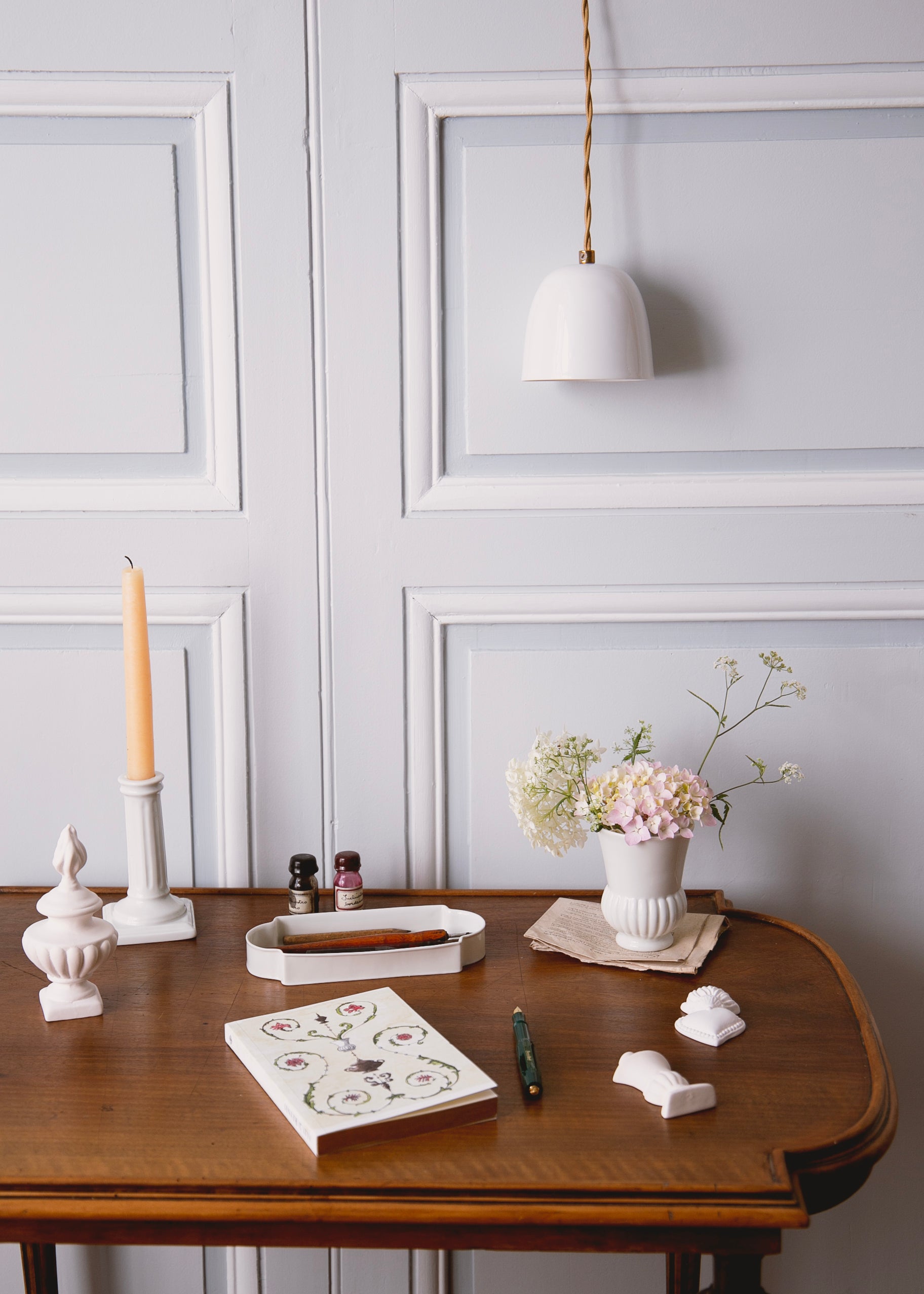 Corinthe candle holder in white porcelain