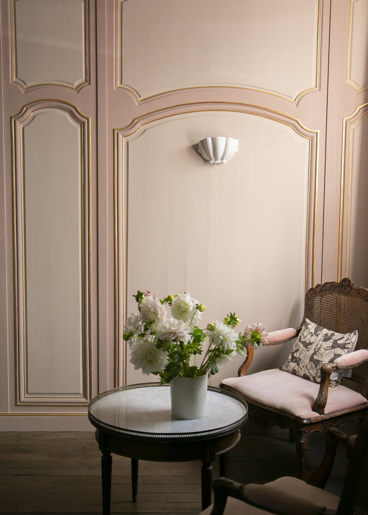 Venus white porcelain wall lamp