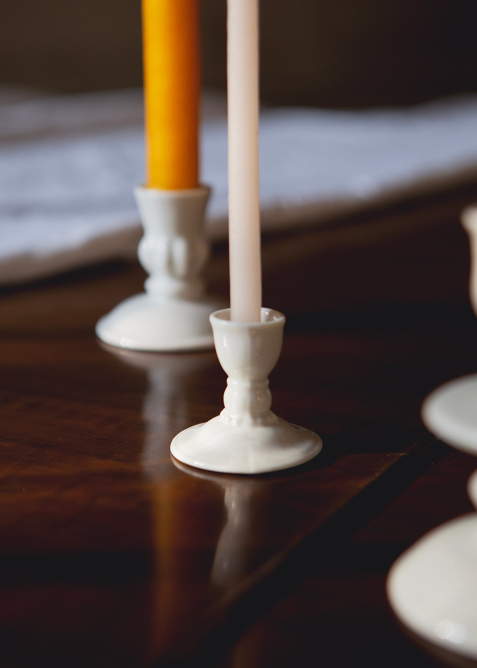 Mini bougeoir Louis XVI en porcelaine blanche