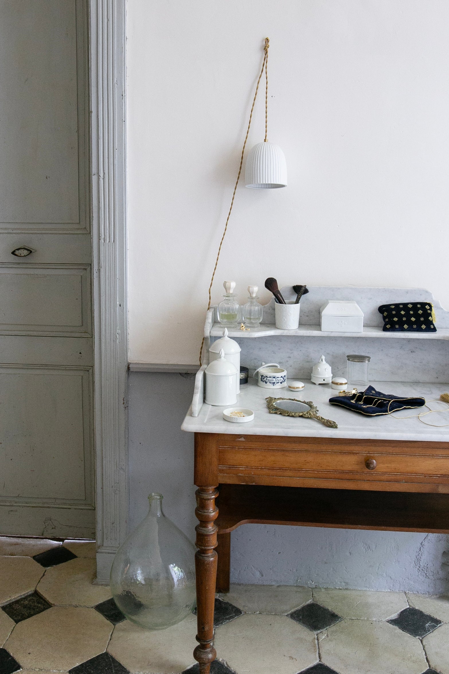 Corinthe white porcelain portable lamp