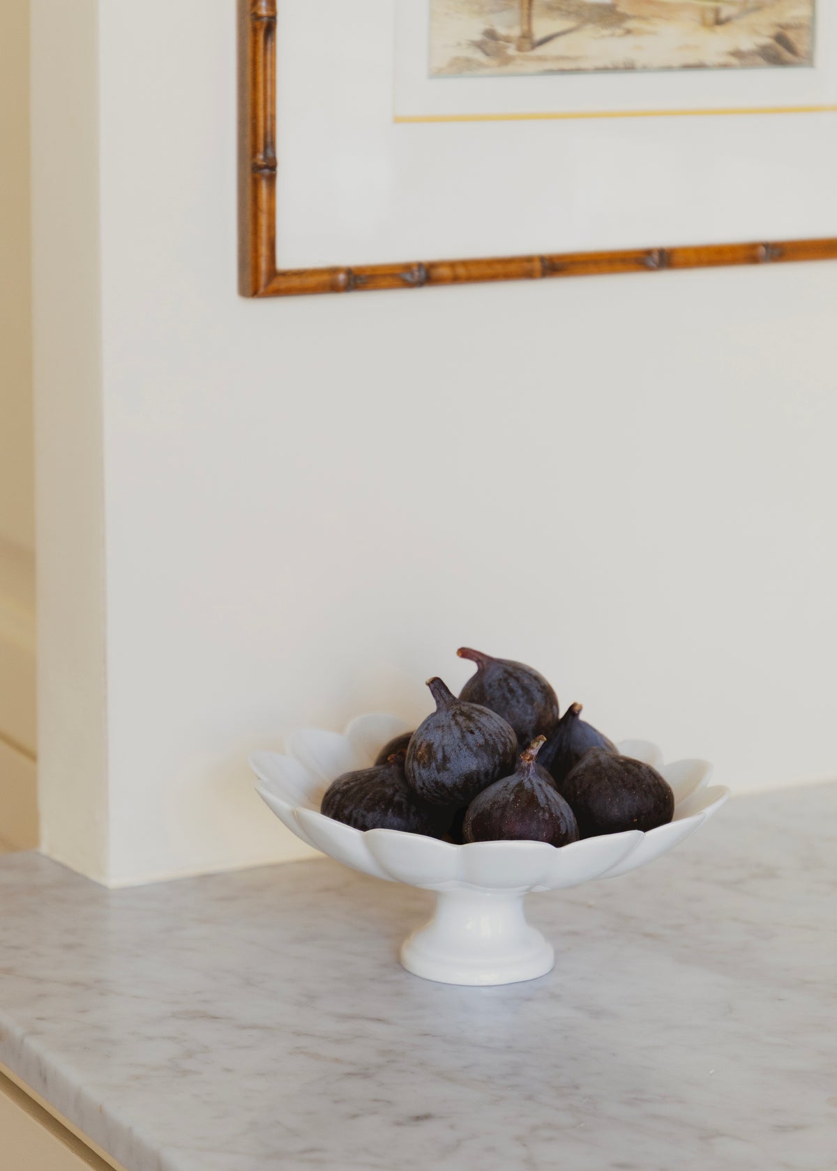 Vénus footed presentation dish in white porcelain