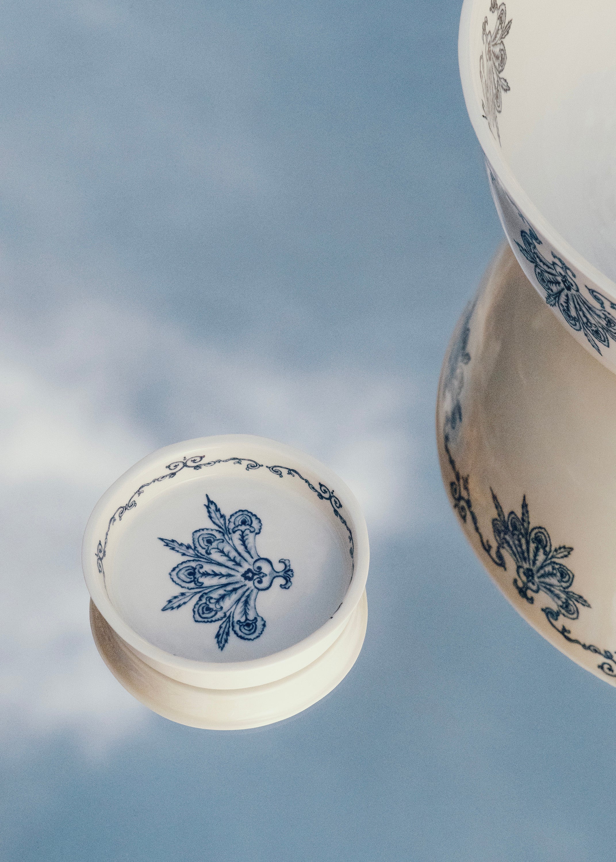 Petite coupelle Plume en porcelaine blanche