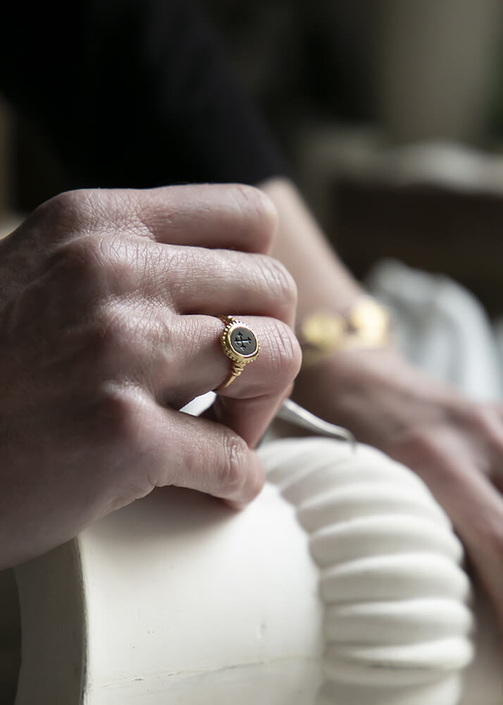 Bague intaille | Or 18 carats | Savoir-faire artisanal | Alix D. Reynis