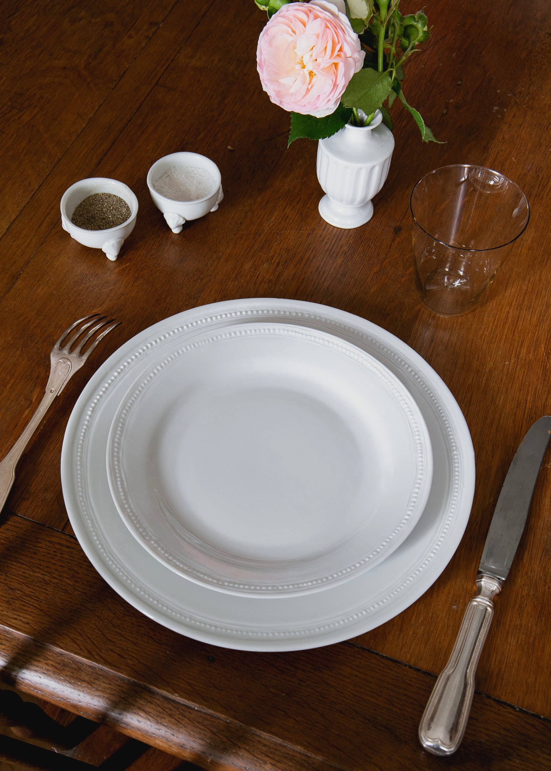 Coffret de 6 assiettes à dîner Louis XVI et 6 assiettes à dessert Louis XVI en porcelaine blanche