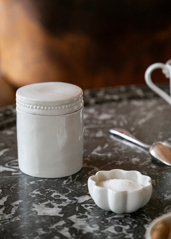 Boite ronde Louis XVI en porcelaine blanche