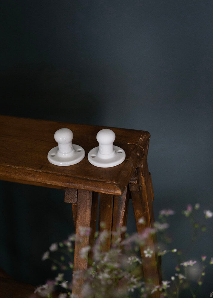 Petite patère en porcelaine blanche