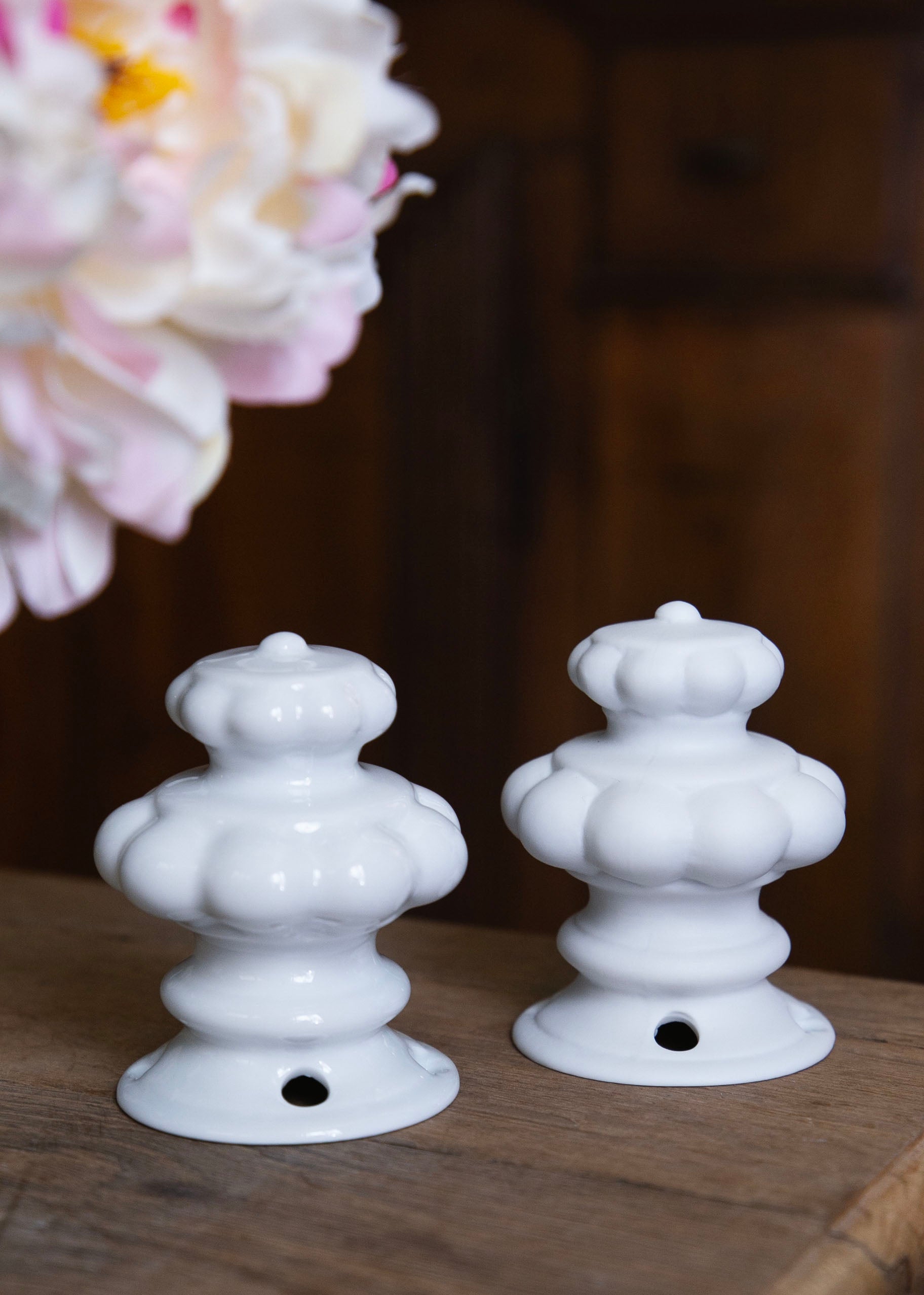 Patère trouée | Porcelaine de Limoges | Luminaire | Alix D. Reynis