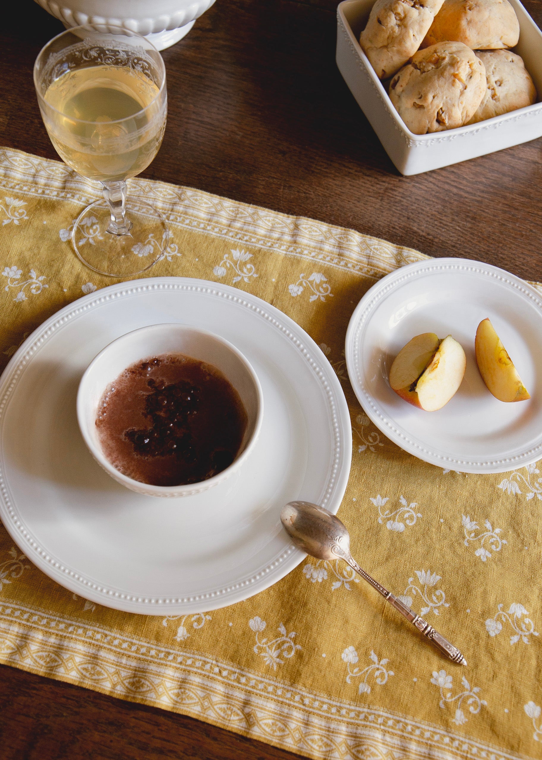 Assiette à dessert Louis XVI en porcelaine blanche