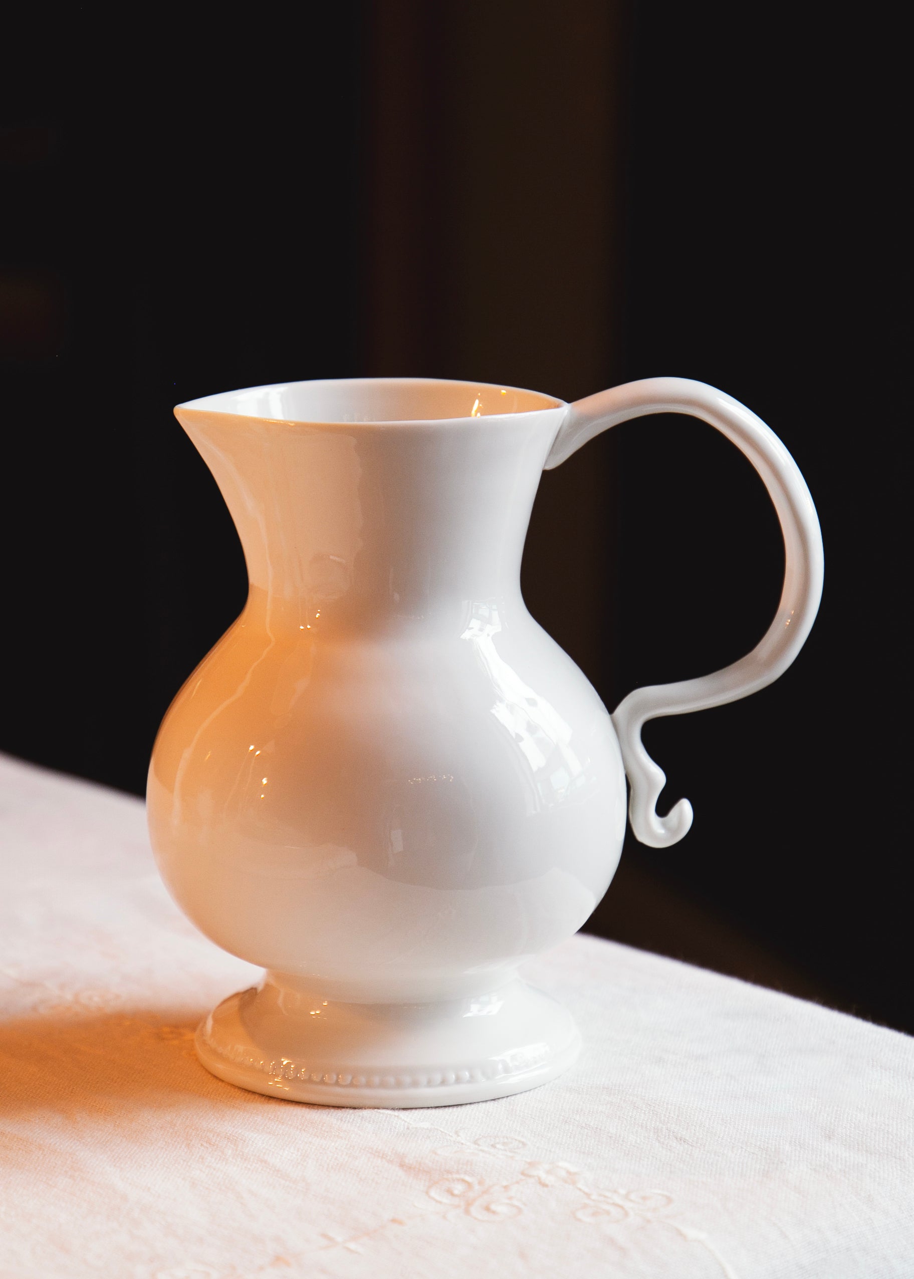 Pichet Louis XVI en porcelaine blanche