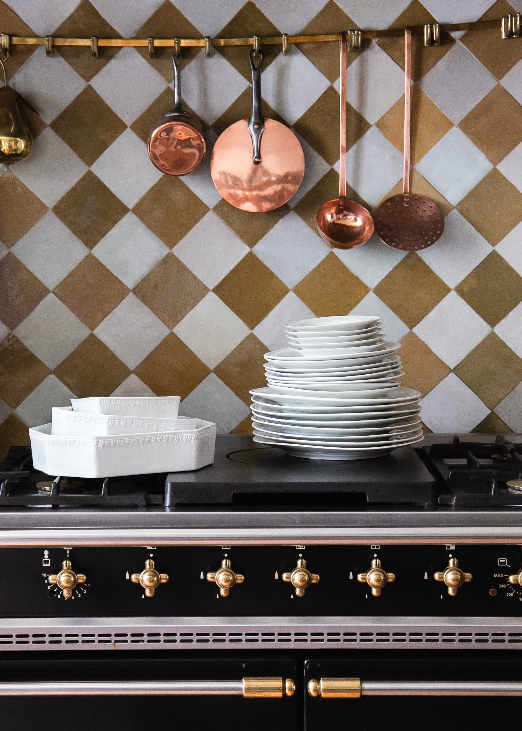 Coffret de 4 assiettes à dîner Louis XVI et 4 assiettes à dessert Louis XVI en porcelaine banche