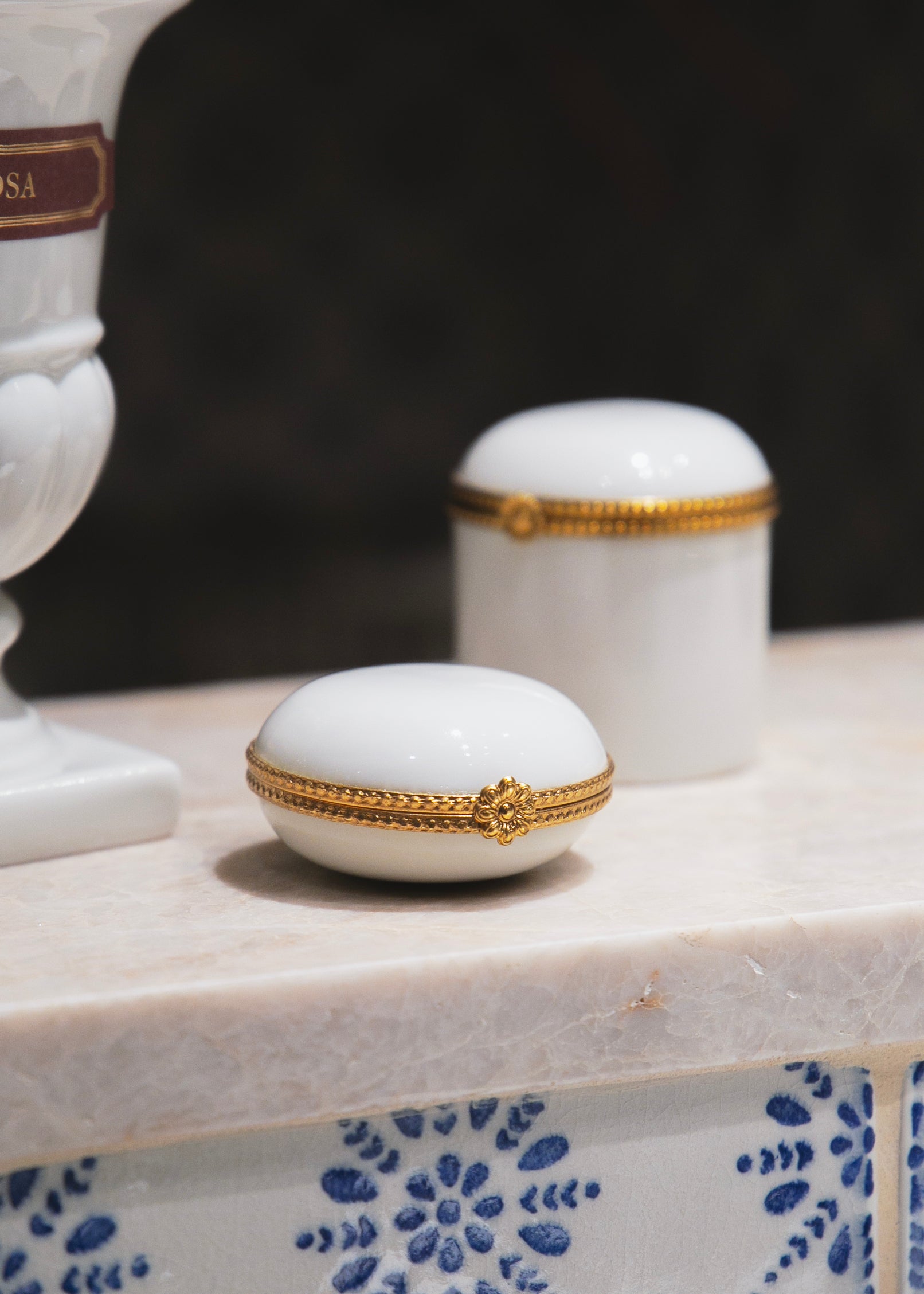 Pilulier en porcelaine blanche serti en laiton