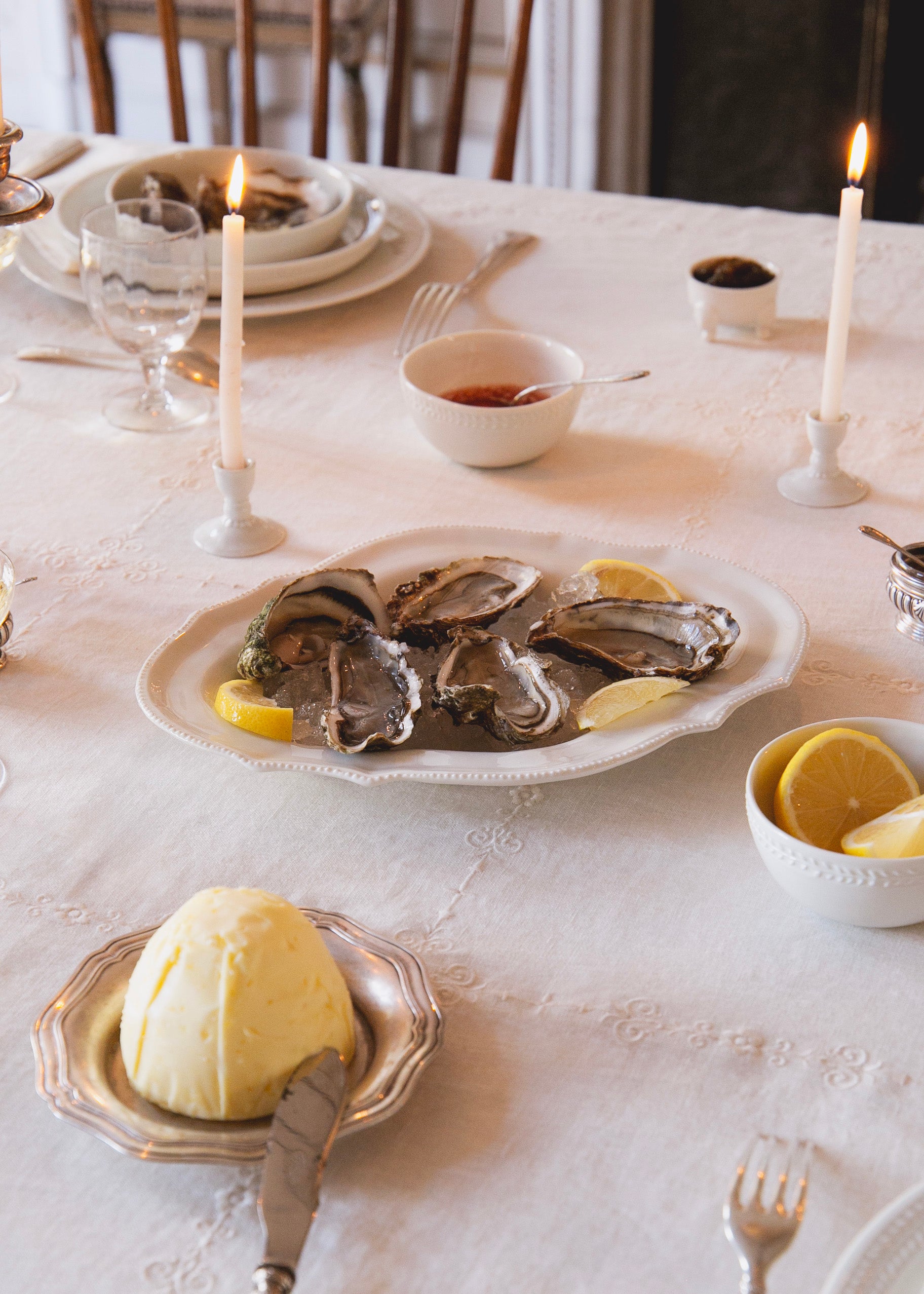 Plat de présentation Volute Louis XVI en porcelaine blanche