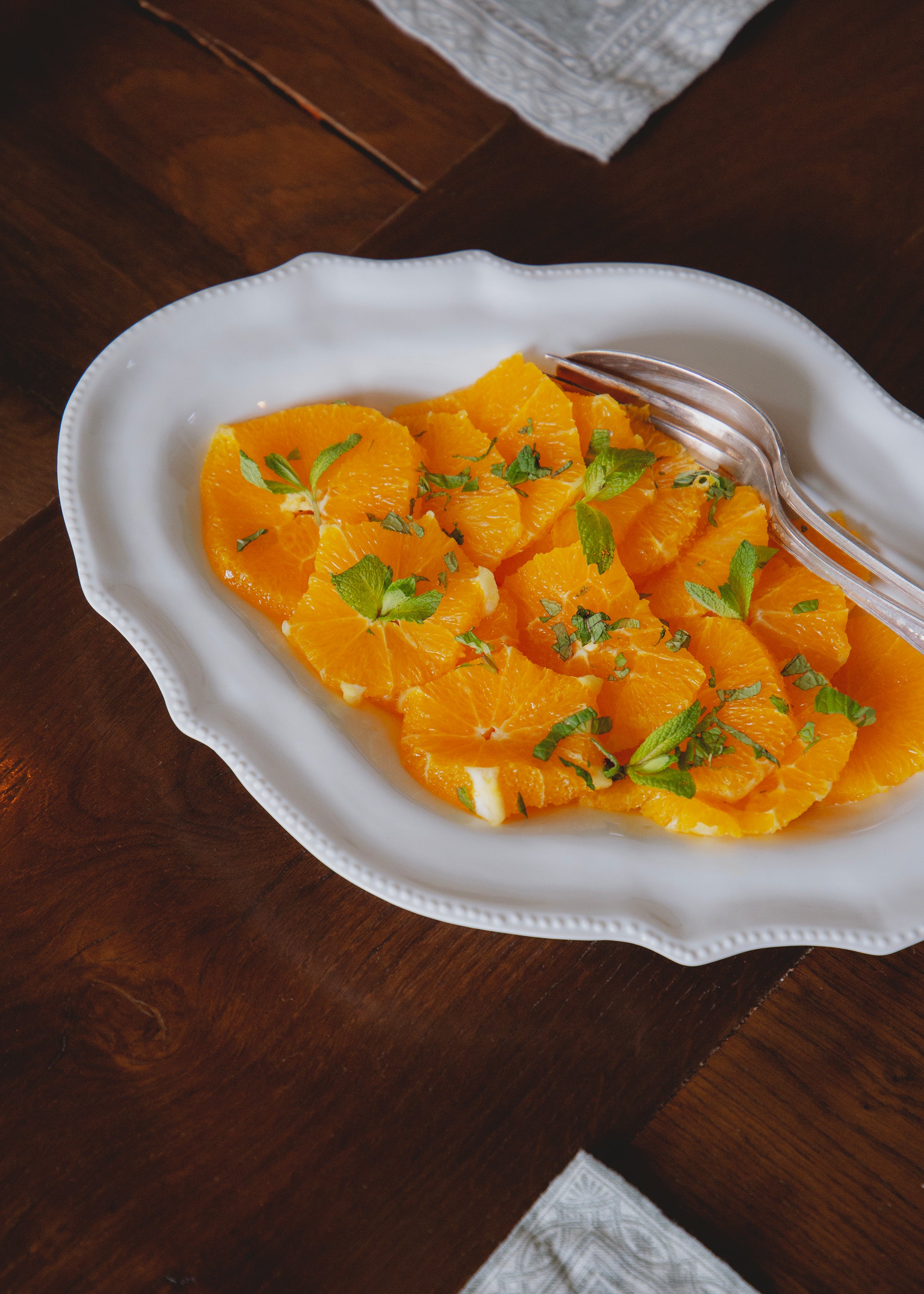Volute Louis XVI presentation dish in white porcelain.