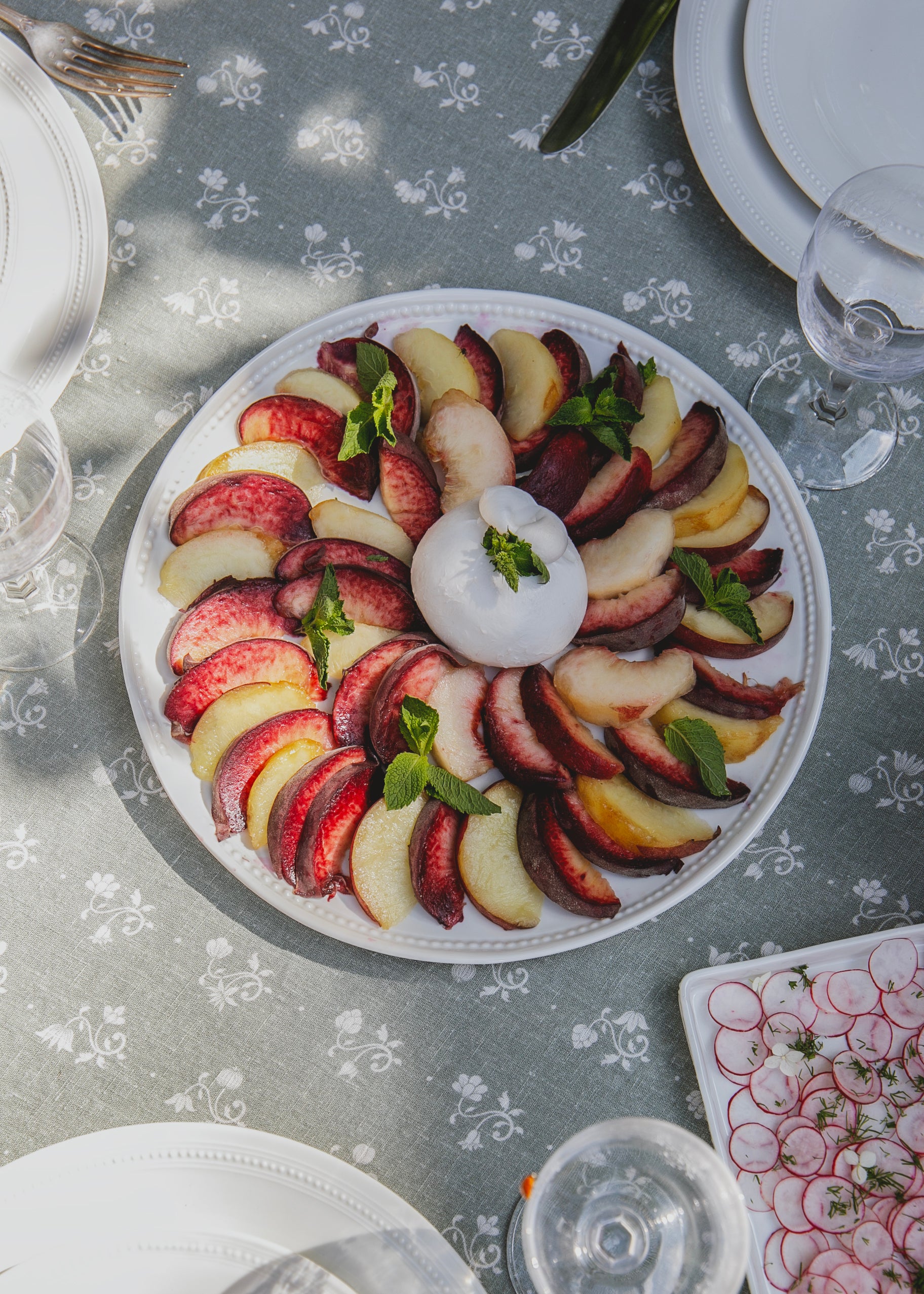 Oreste round dish in white porcelain
