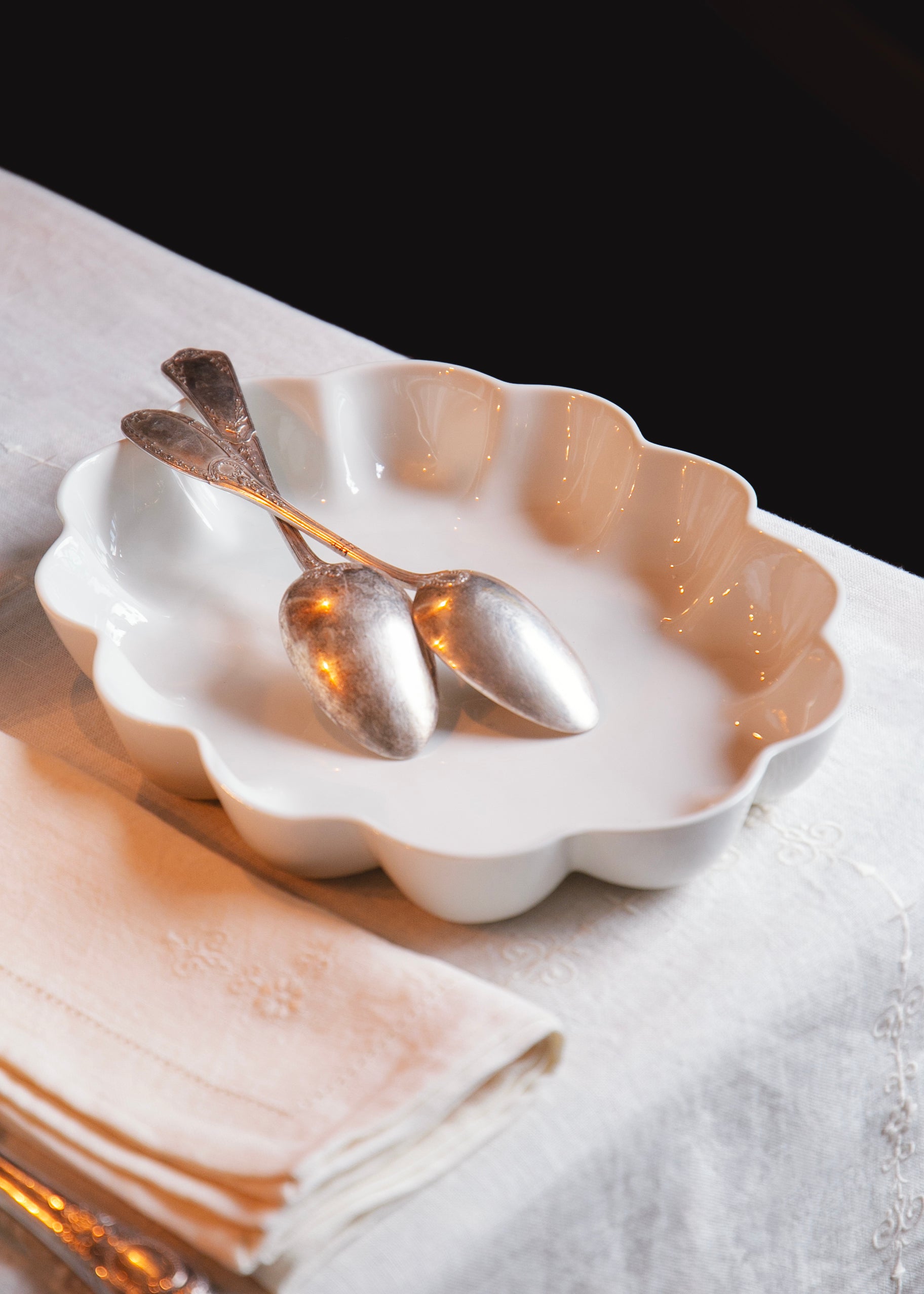 Plat de présentation Vénus en porcelaine blanche