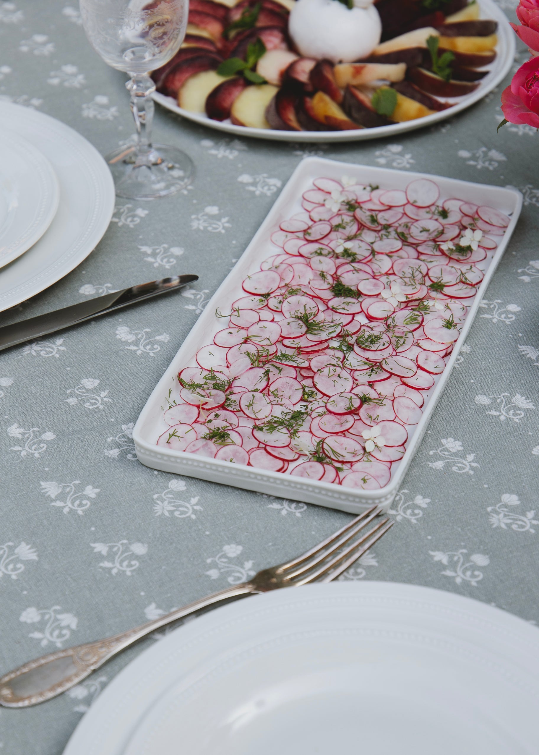 Louis XVI presentation cake dish in white porcelain