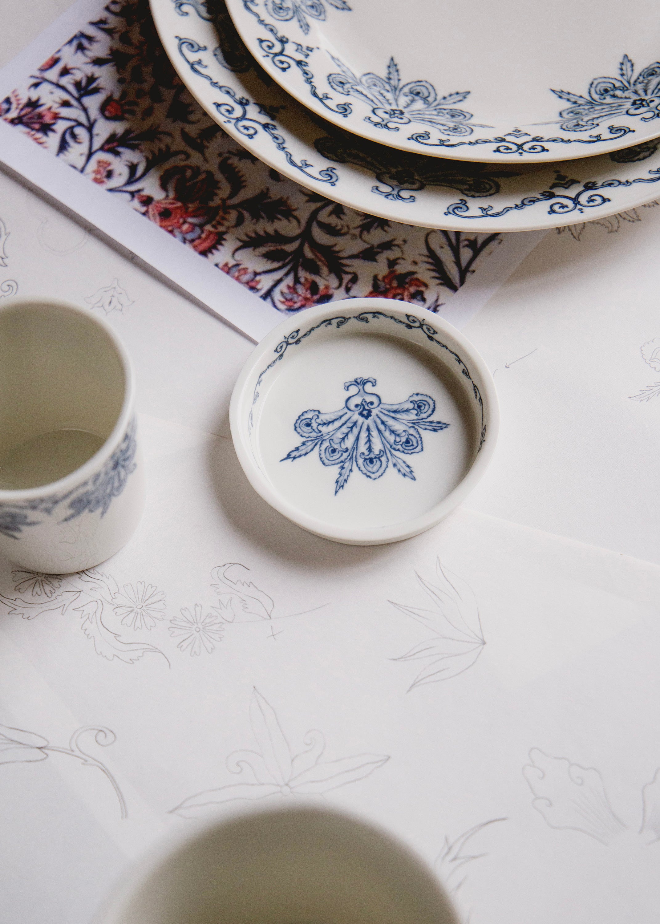 Small Plume saucer in white porcelain