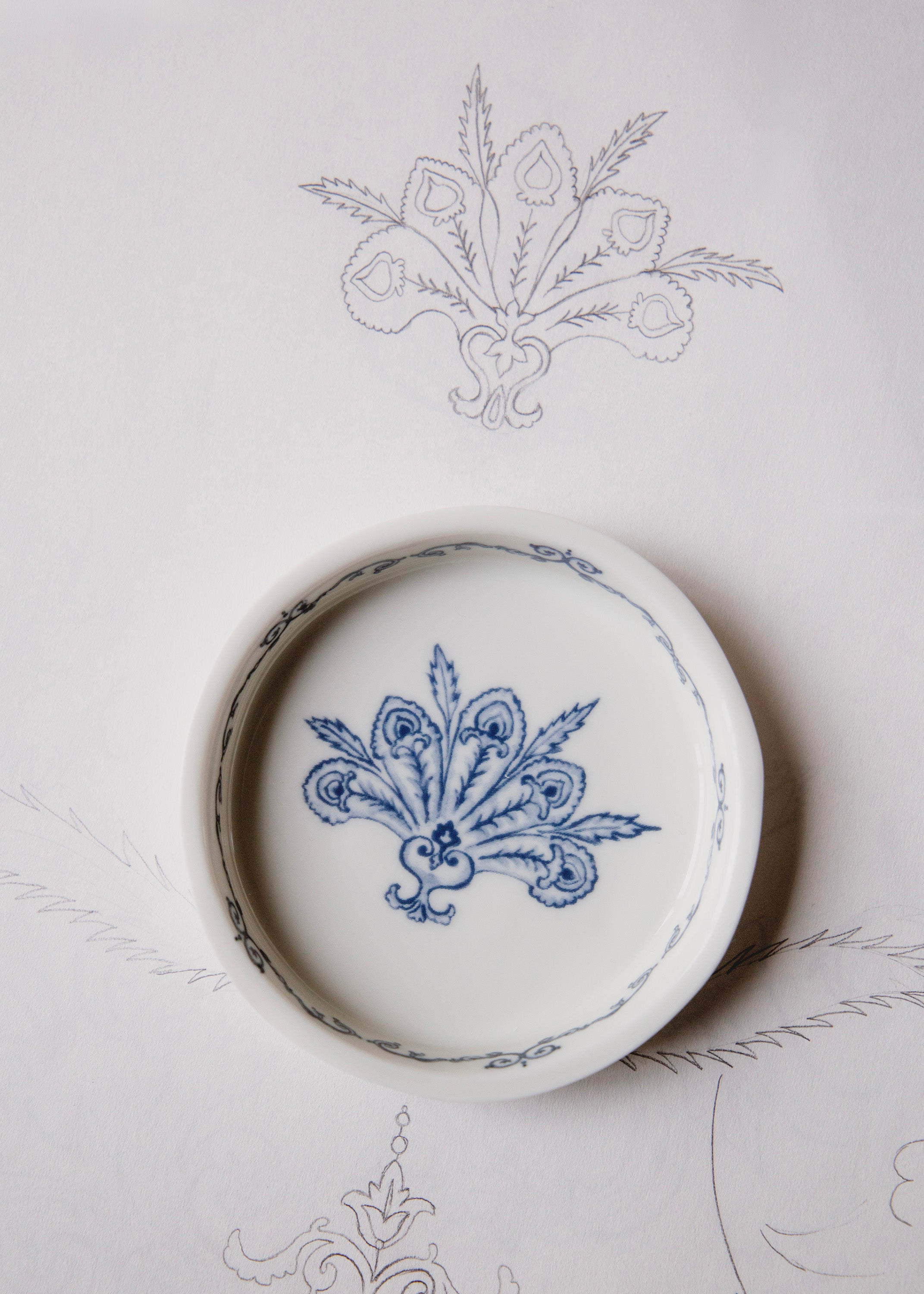 Small Plume saucer in white porcelain