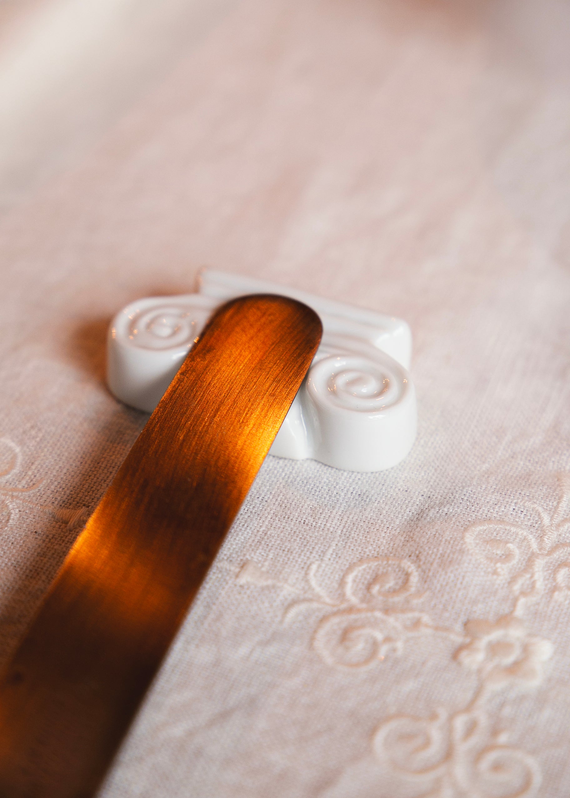 Porte-couteaux Corinthe en porcelaine blanche