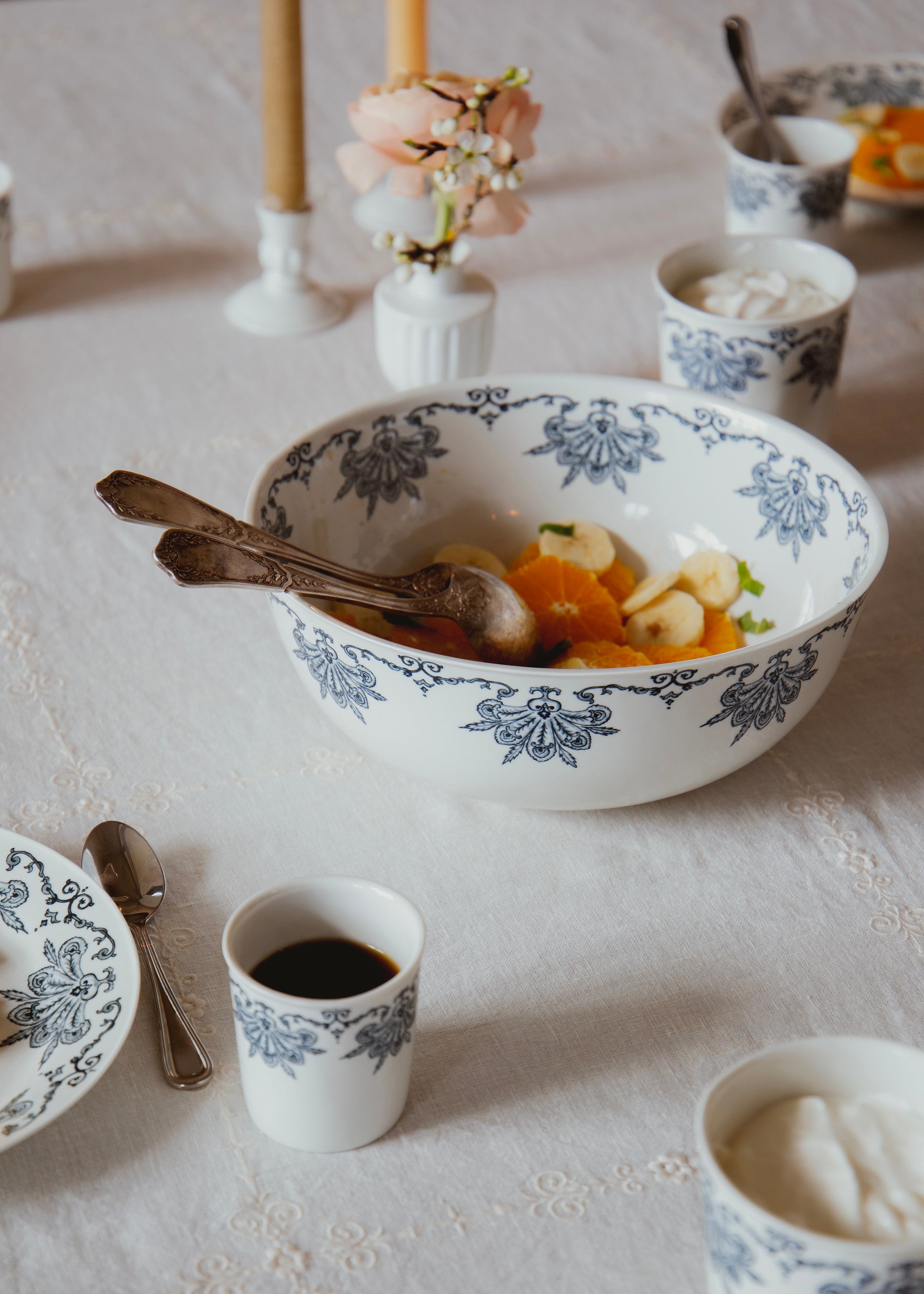 Plume white porcelain round salad bowl