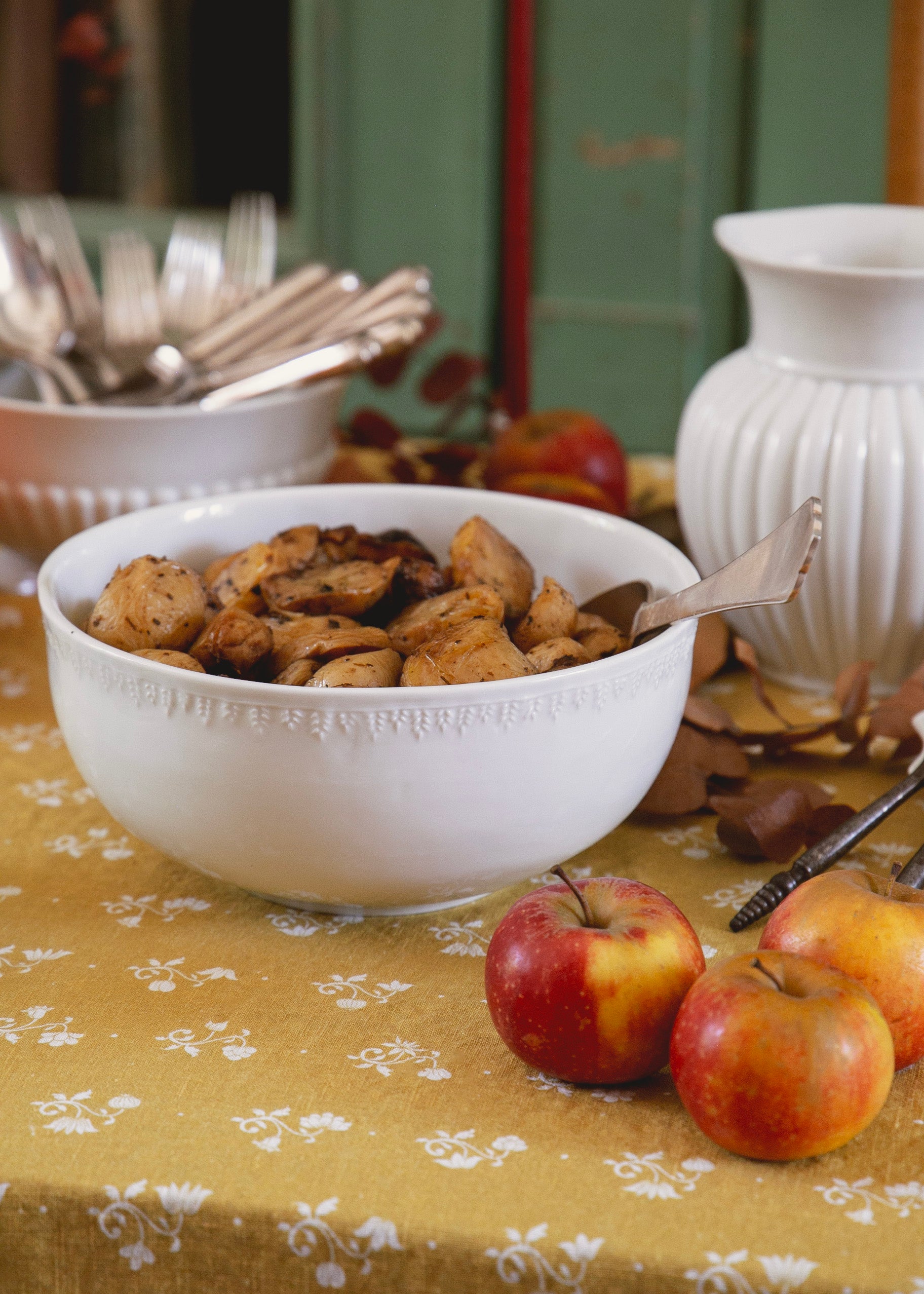 Demeter round salad bowl in white porcelain