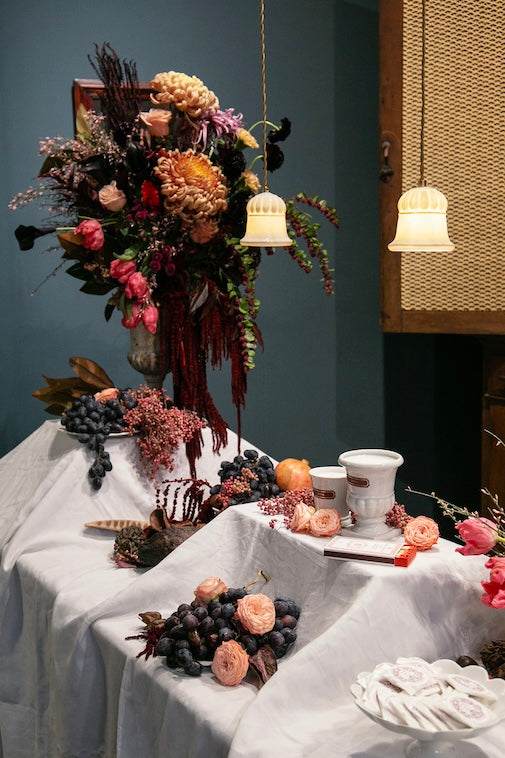 Medicis white porcelain portable light