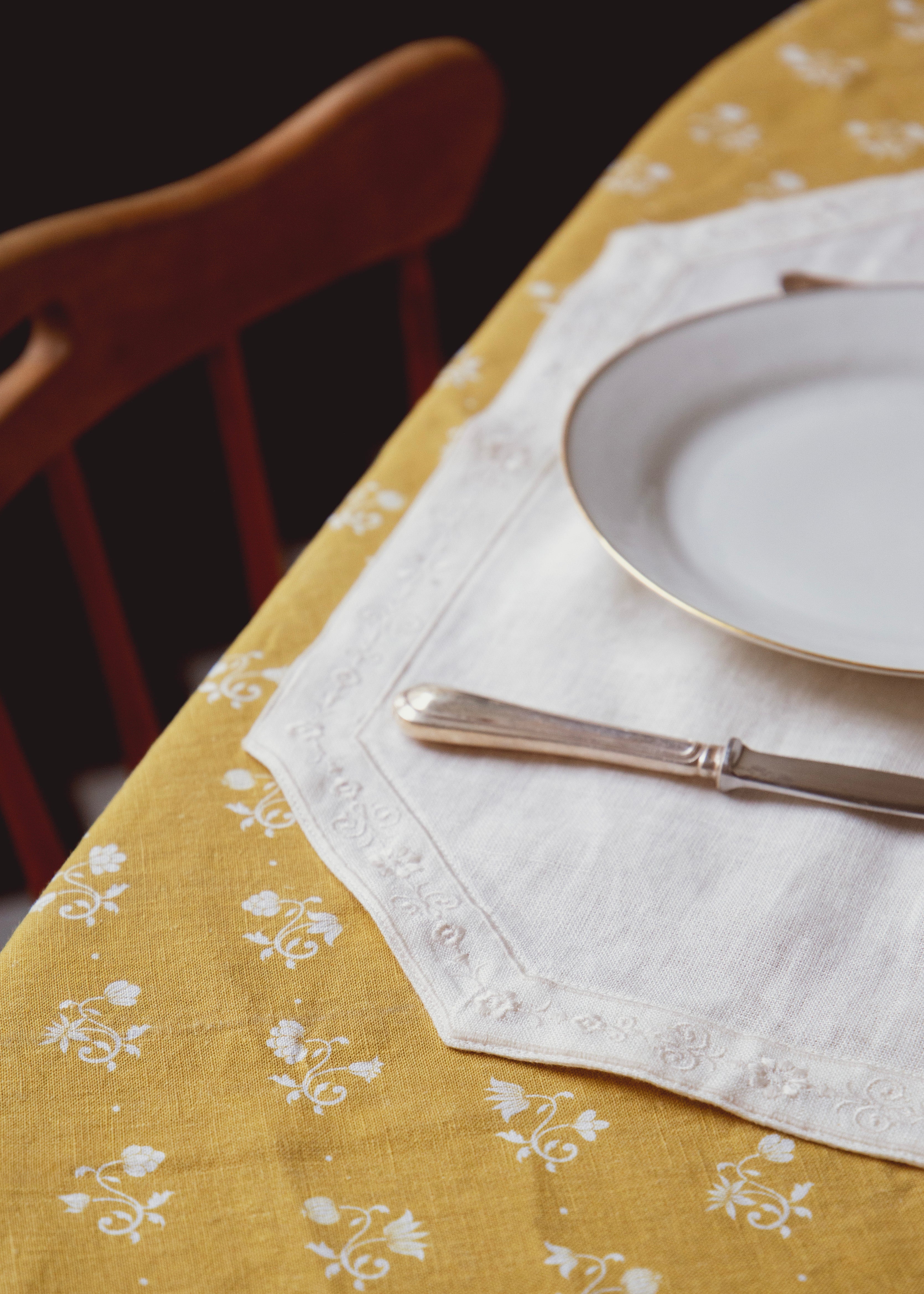 Eugénie placemat in off-white embroidered linen