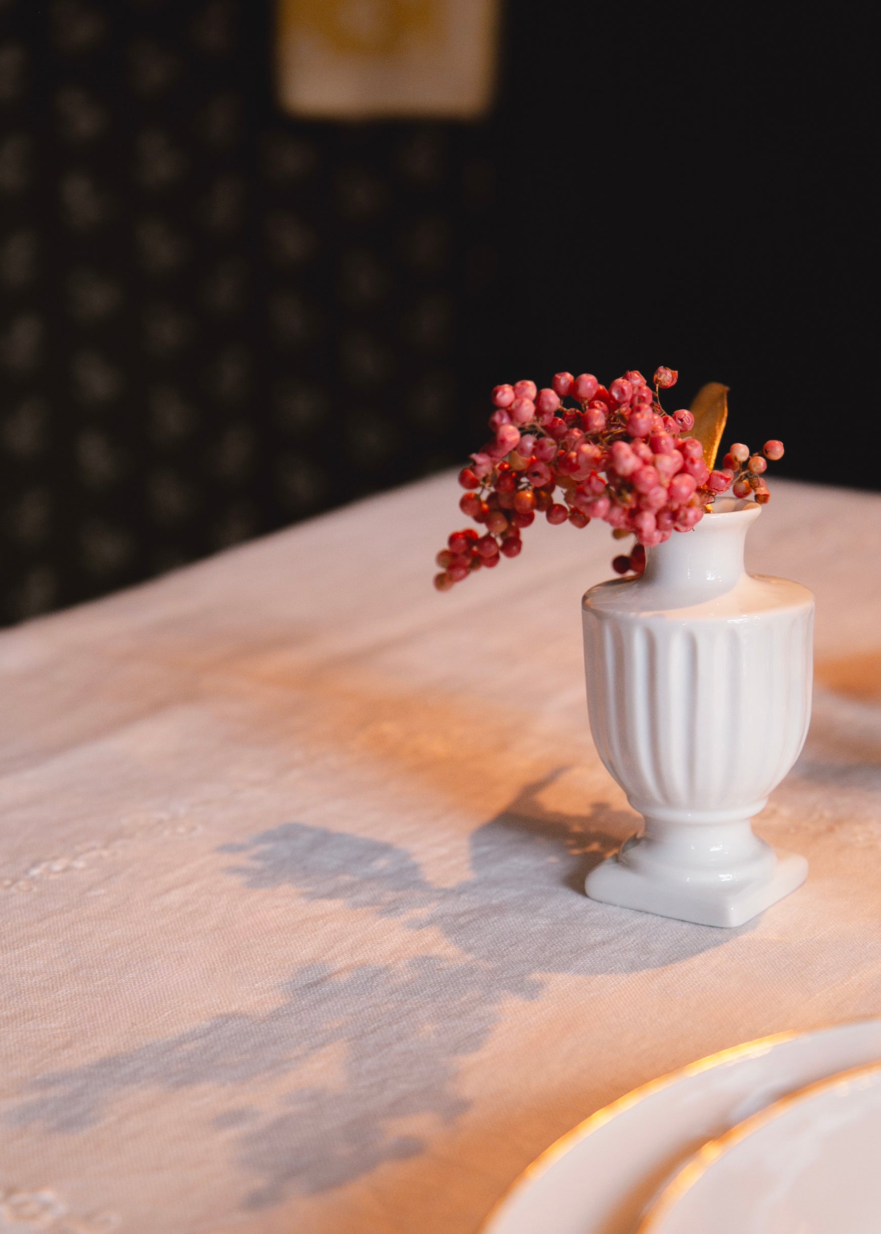 Corinthe bud vase in white porcelain.