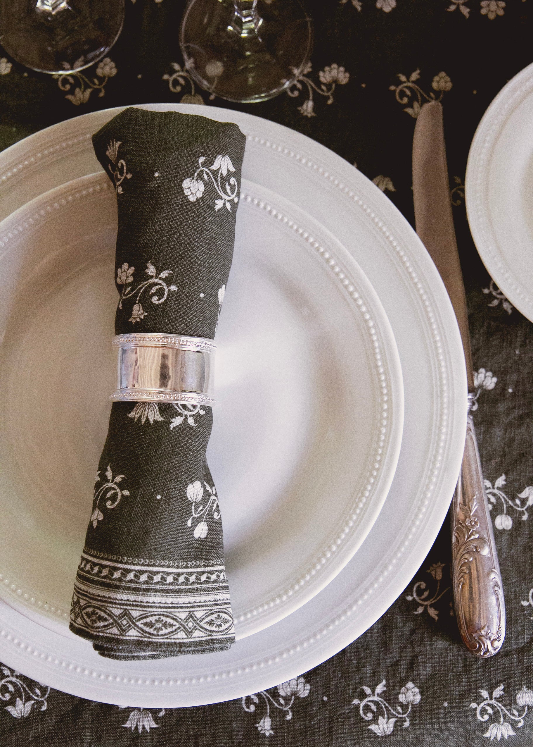 Coffret de 6 assiettes à dîner Louis XVI et 6 assiettes à dessert Louis XVI en porcelaine blanche