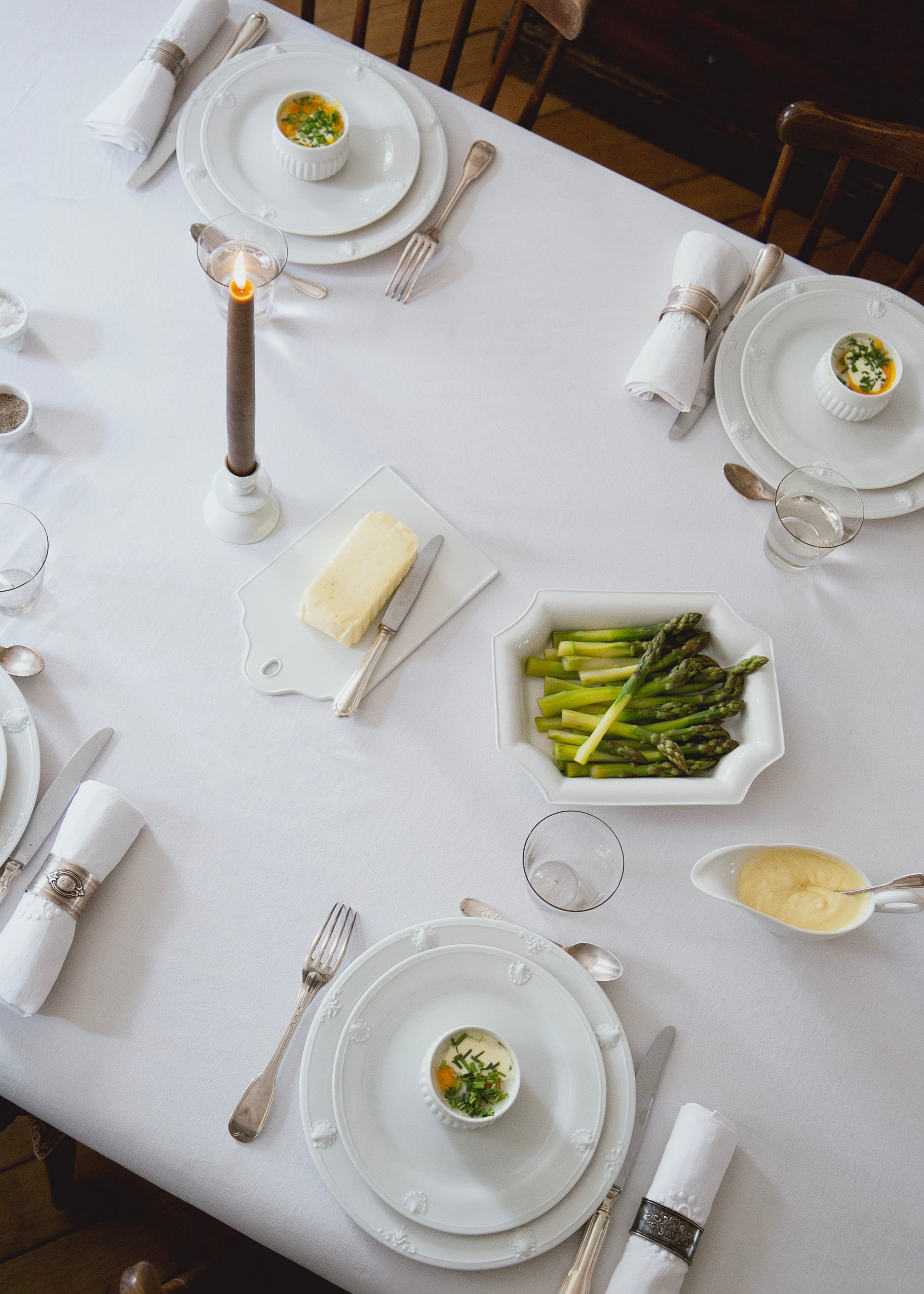 Coffret de 6 assiettes à dîner Saint Jacques, 6 assiettes à dessert Saint Jacques et 6 assiettes à pain Saint Jacques en porcelaine banche