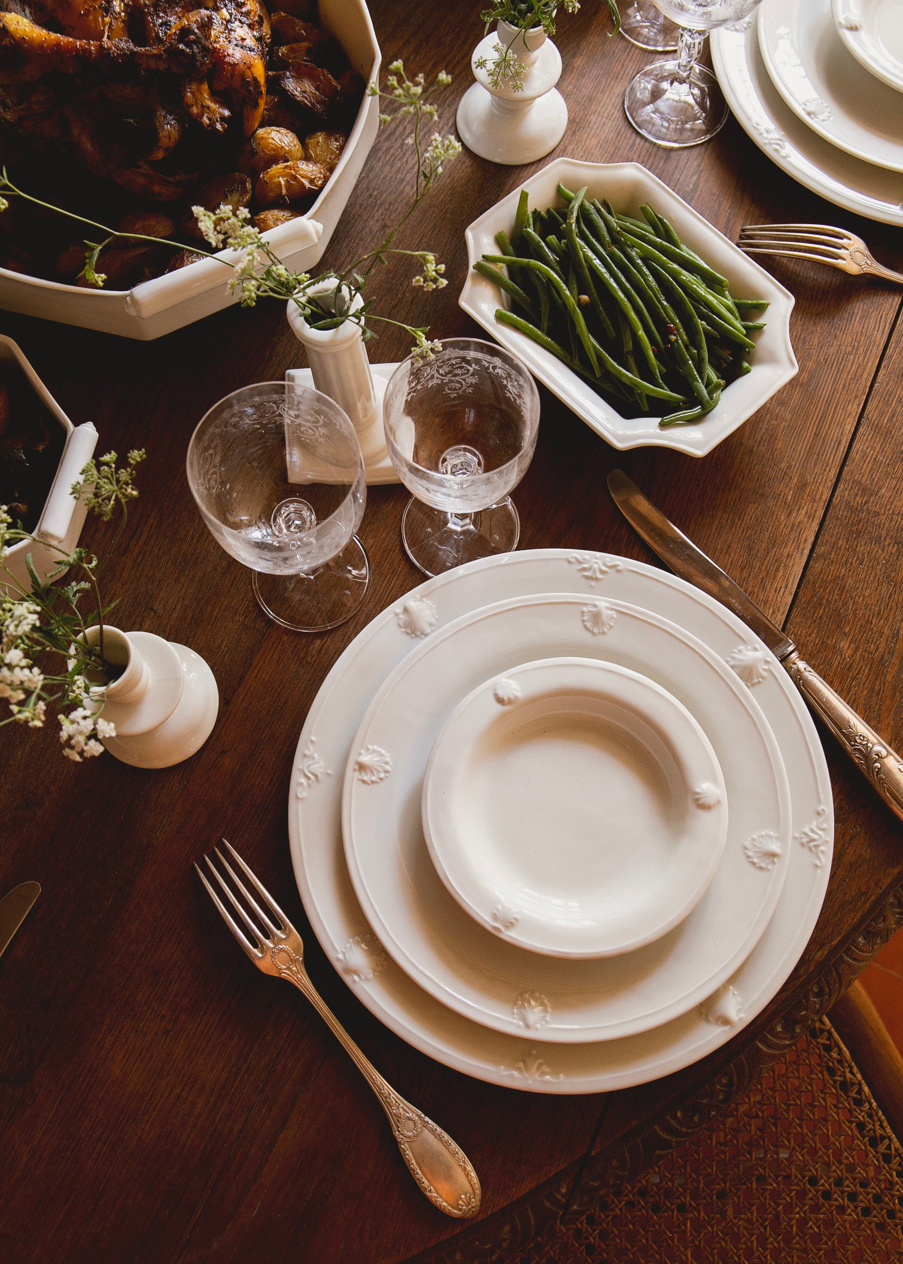 Coffret de 6 assiettes à dîner Saint Jacques et 6 assiettes à dessert Saint Jacques en porcelaine banche