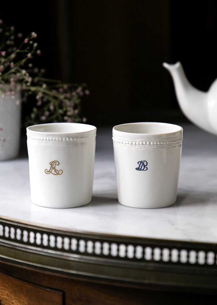 Coffret de 2 timbales à café Louis XVI en porcelaine monogrammées