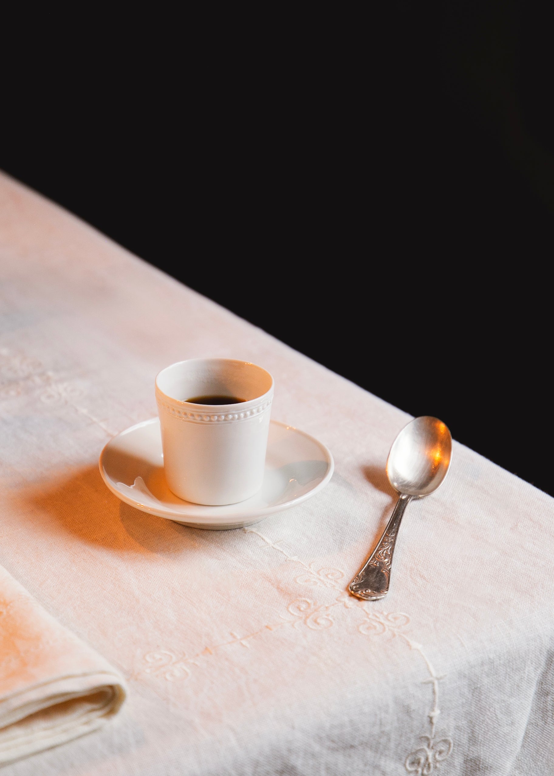 Timbale à expresso Louis XVI en porcelaine blanche