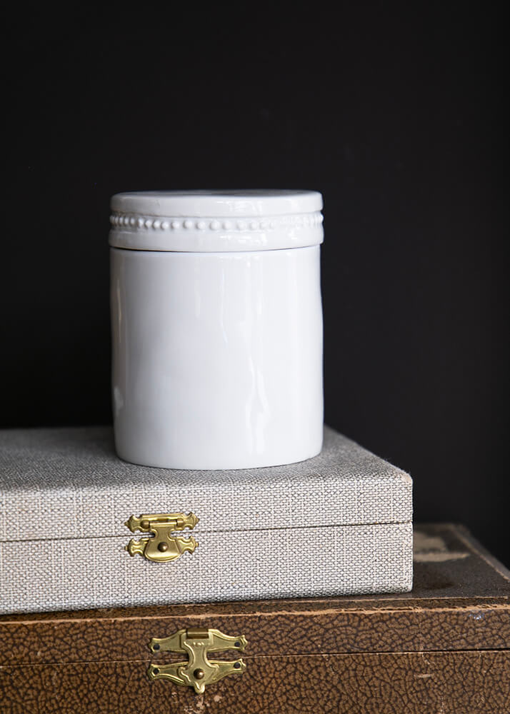 Boite ronde Louis XVI en porcelaine blanche