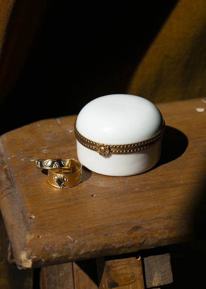 Boite à bijoux sertie en porcelaine blanche