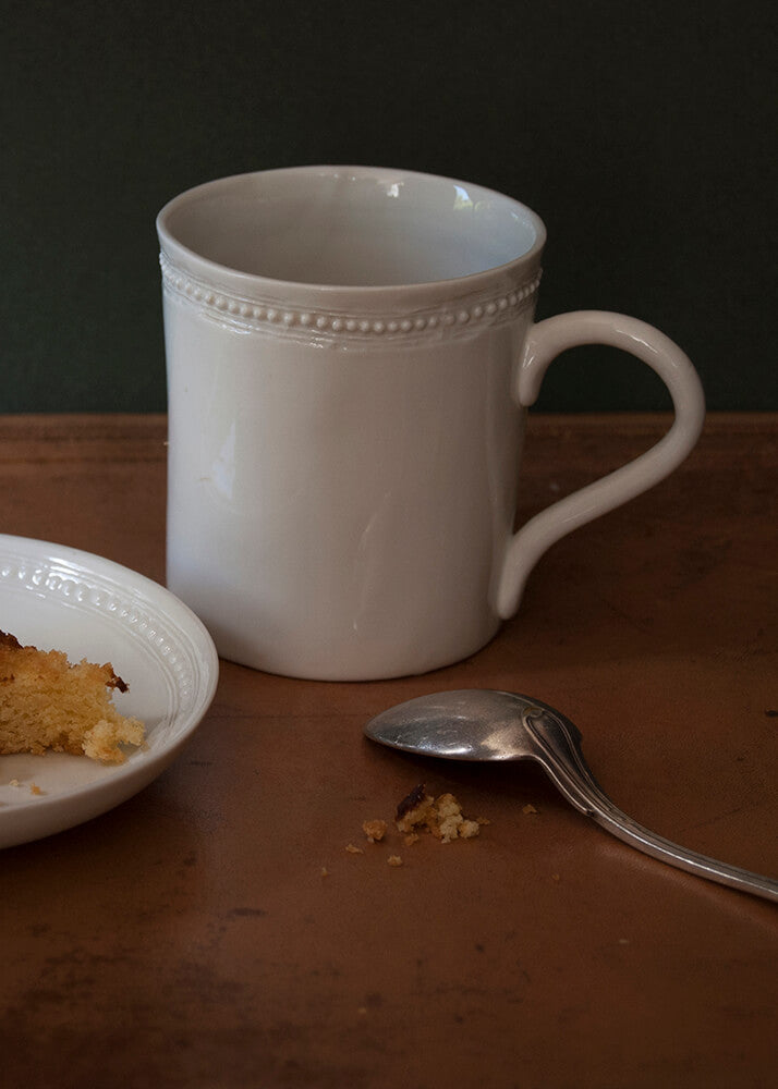 Tea mug with Louis XVI handle in white porcelain