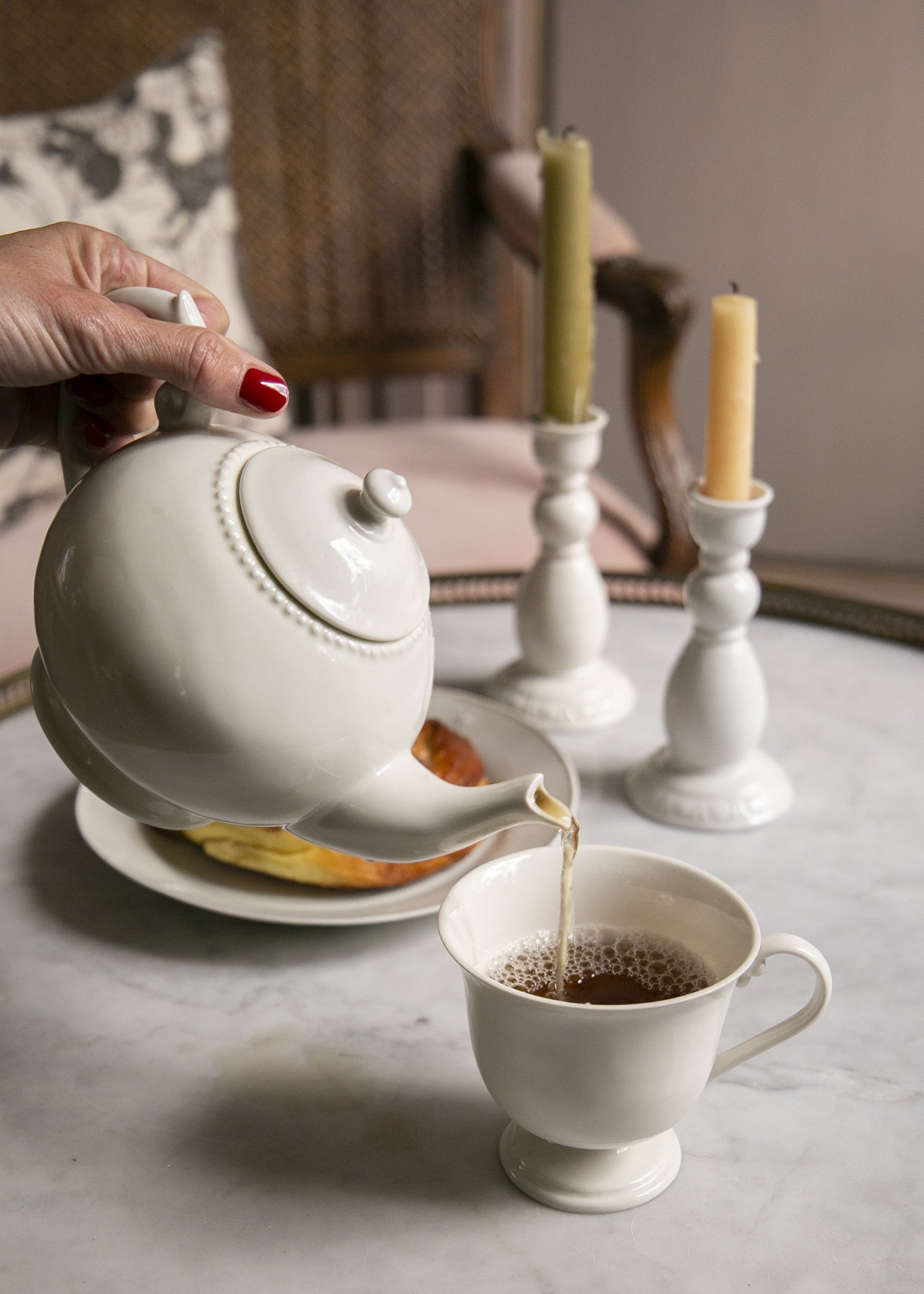 Oreste teapot in white porcelain